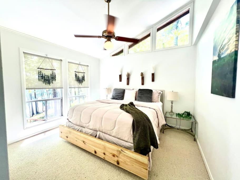 Cabin Nestled on Skiers Cove South Toledo Bend Lake 3 bedroom-5 beds