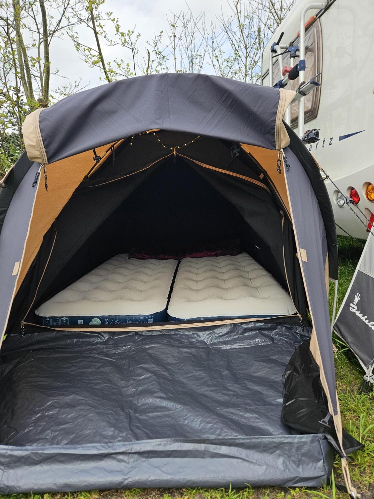 Caravan met voortent en bijzettentje view 2