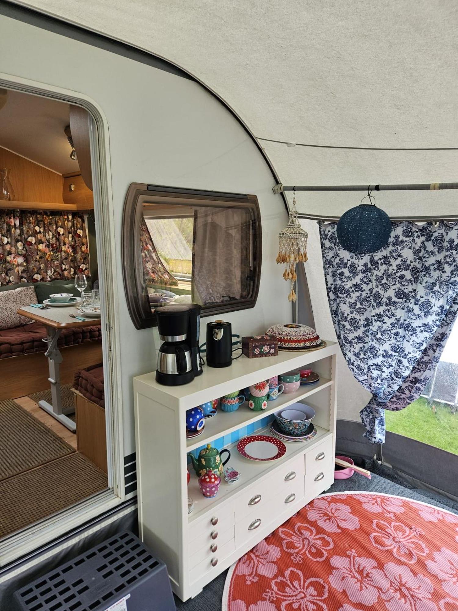 Caravan met voortent en bijzettentje view 3