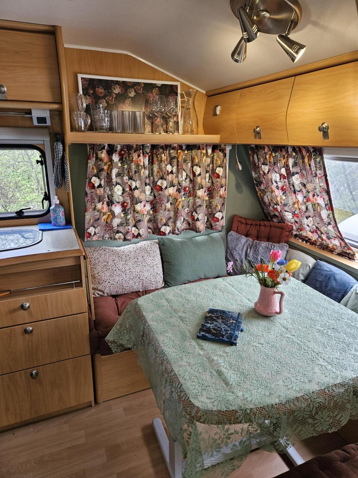 Caravan met voortent en bijzettentje view 5