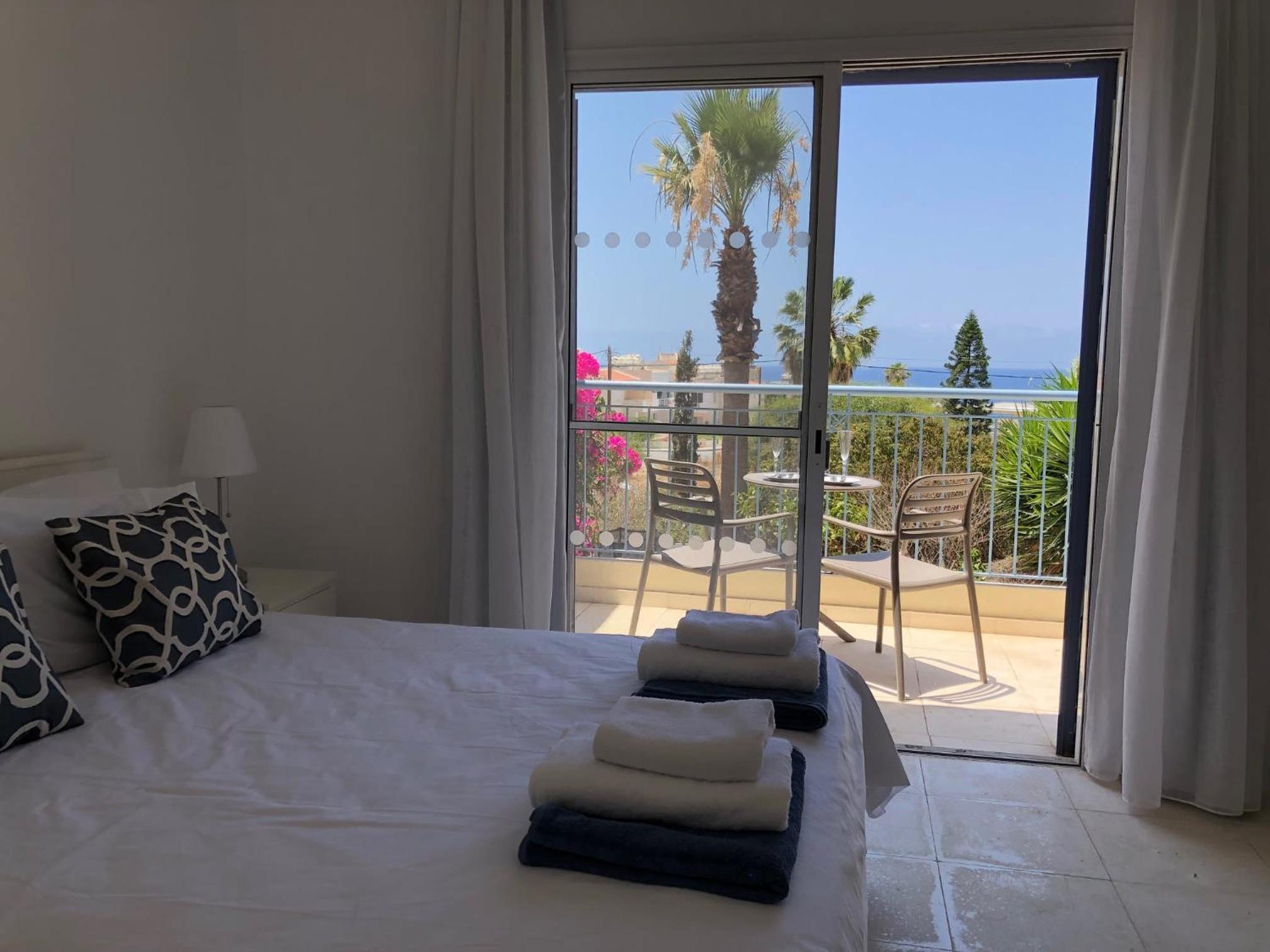 Regina Gardens - Modern 2 bed maisonette