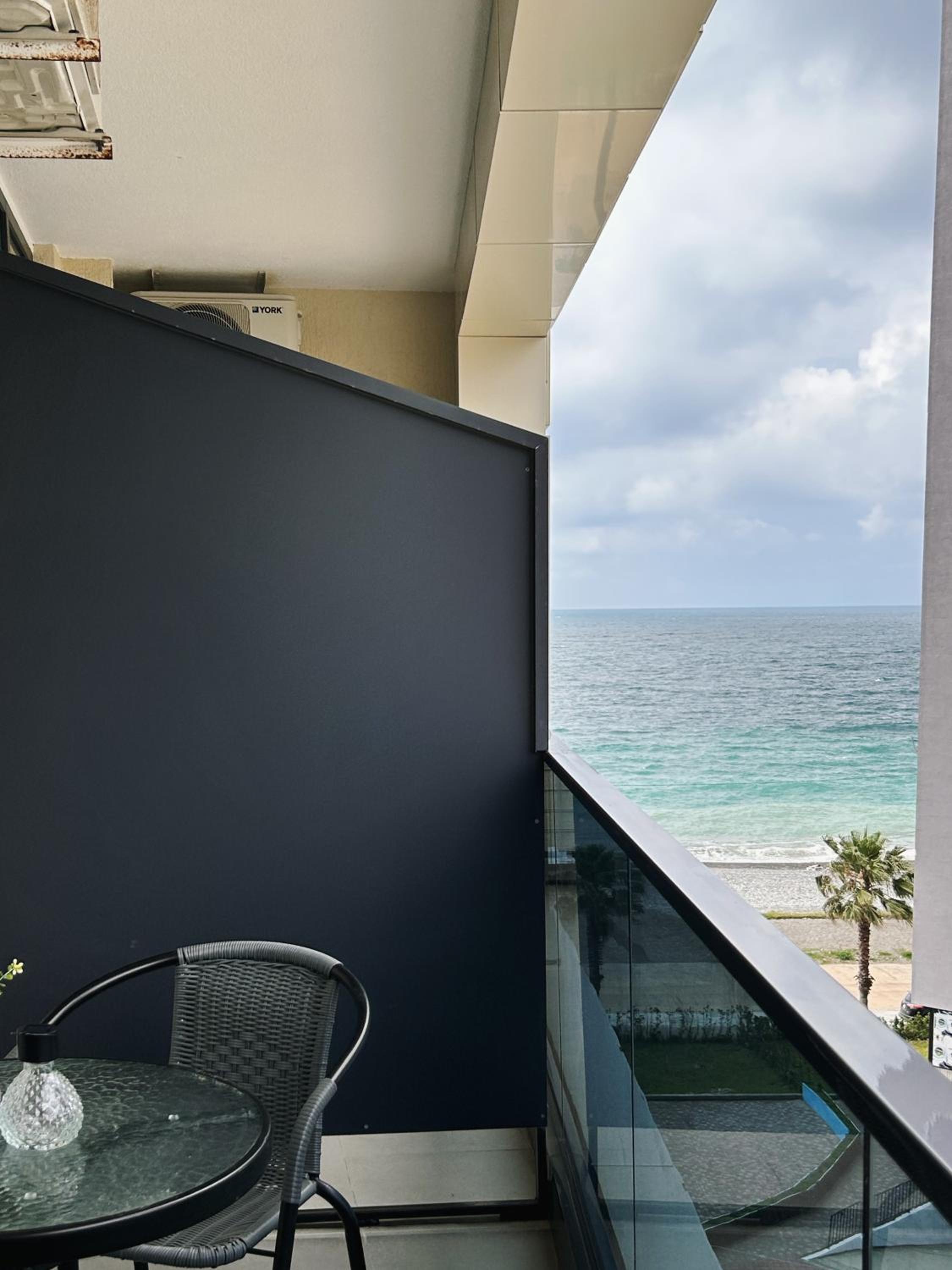 Studio Gonio Peach view 3