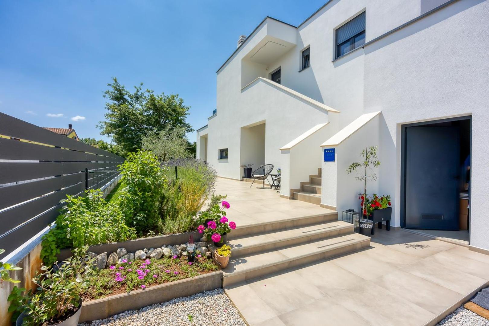 Modern apartment Ana with Jacuzzi and Pool
