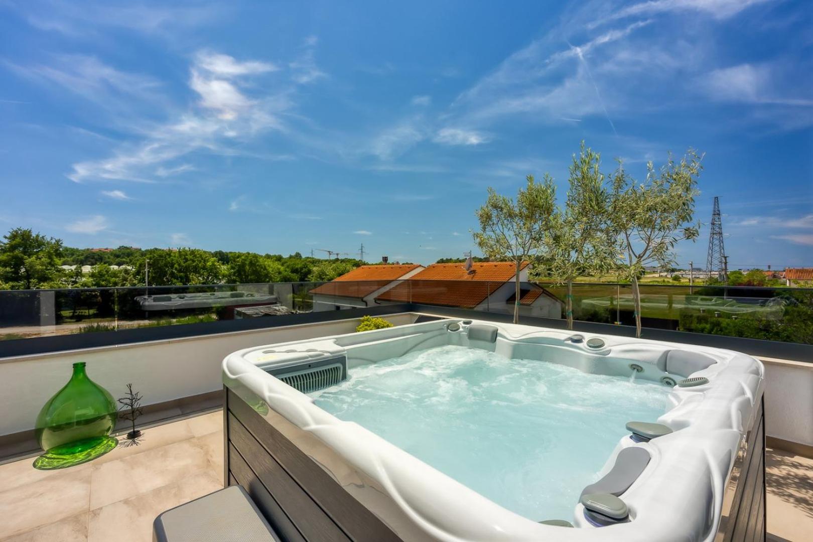 Modern apartment Ana with Jacuzzi and Pool