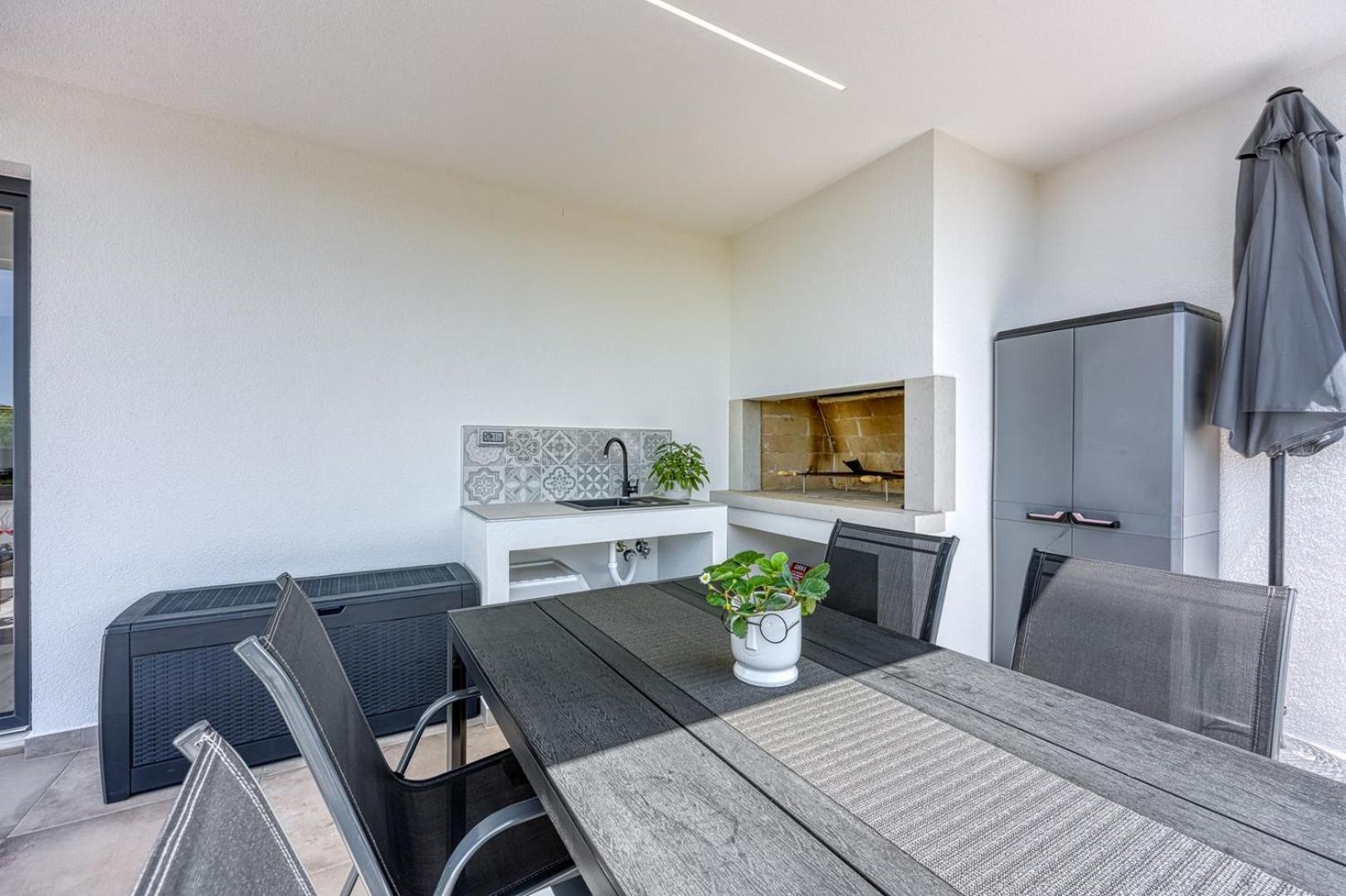 Modern apartment Ana with Jacuzzi and Pool
