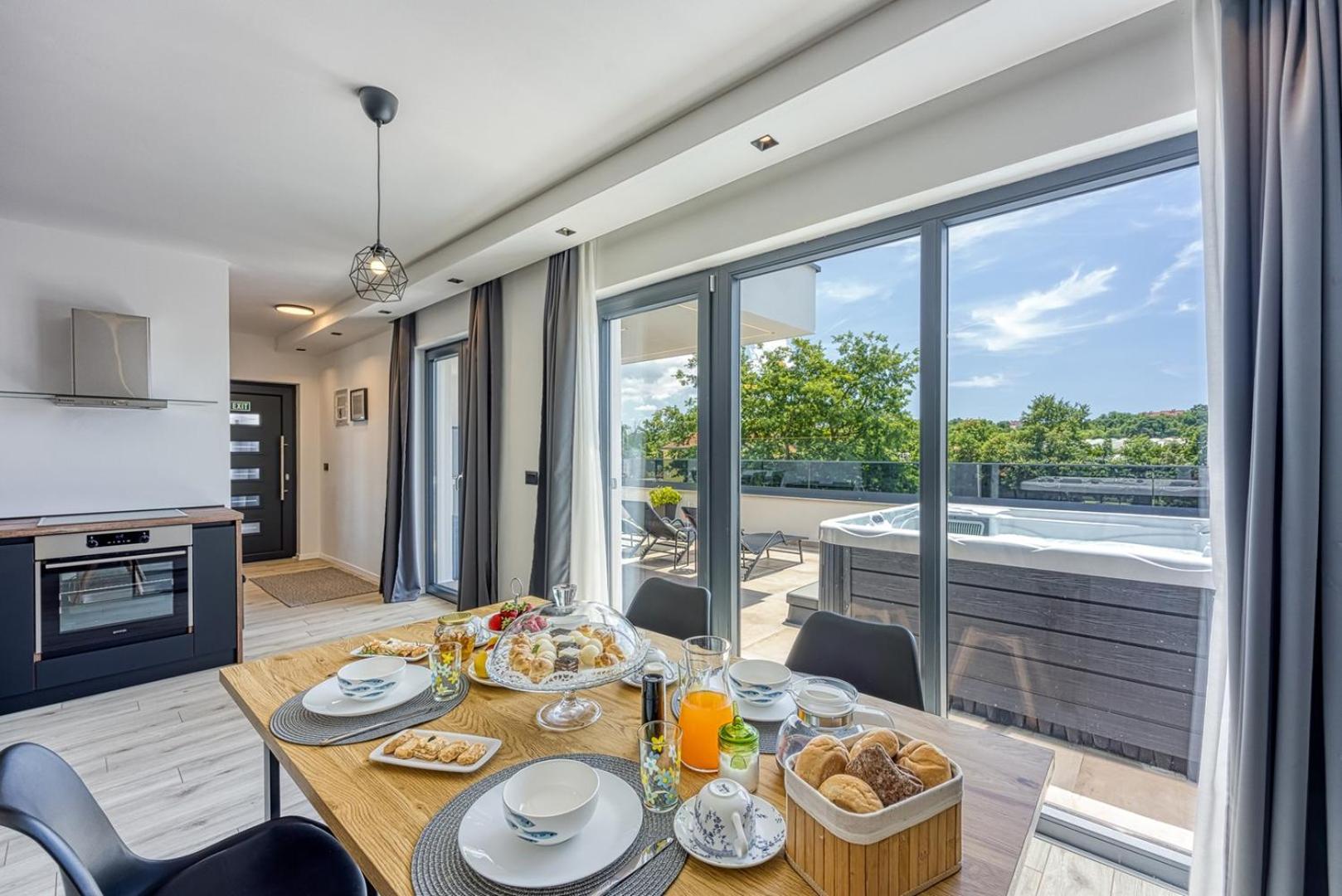 Modern apartment Ana with Jacuzzi and Pool