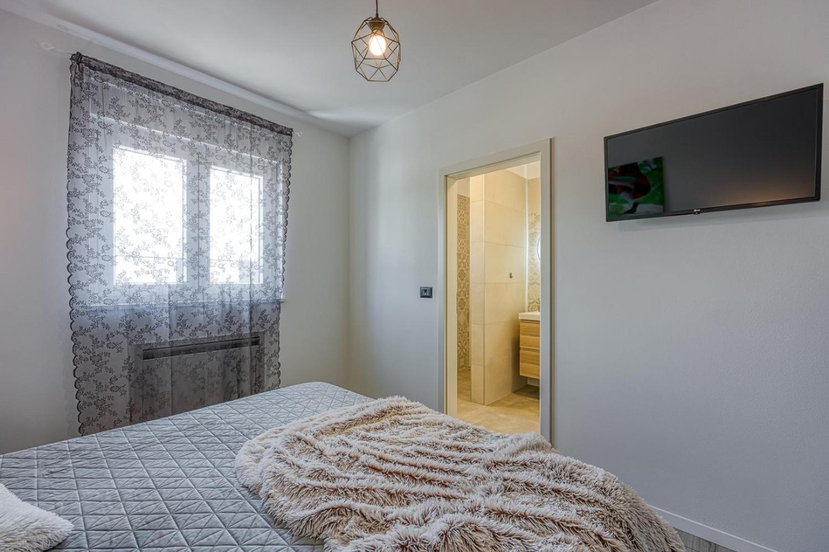 Modern apartment Ana with Jacuzzi and Pool
