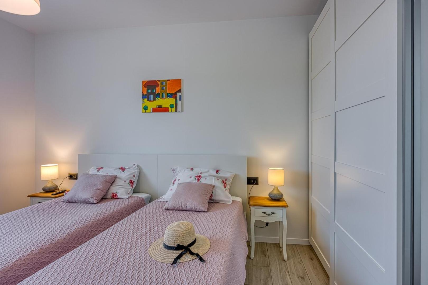 Modern apartment Ana with Jacuzzi and Pool