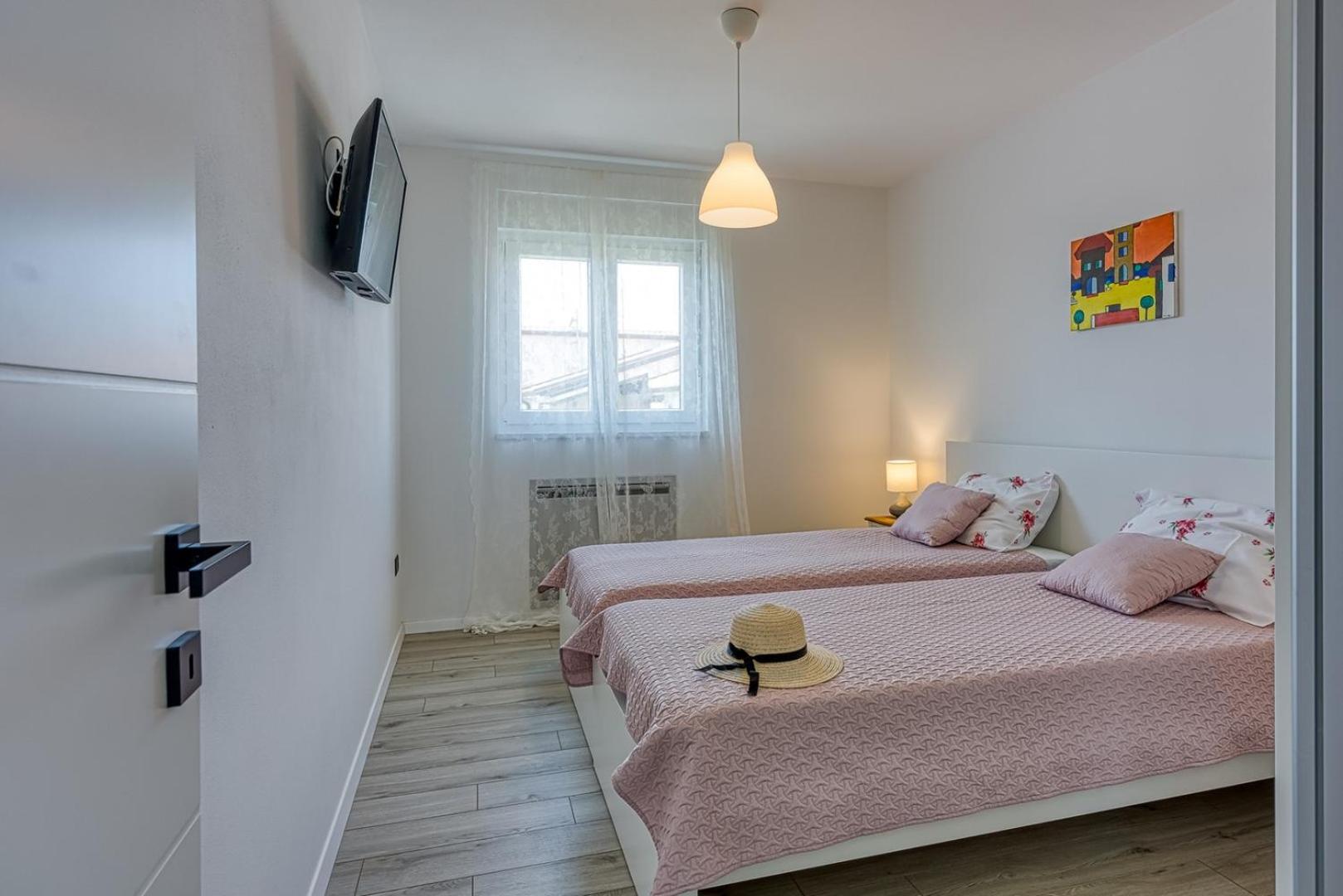 Modern apartment Ana with Jacuzzi and Pool