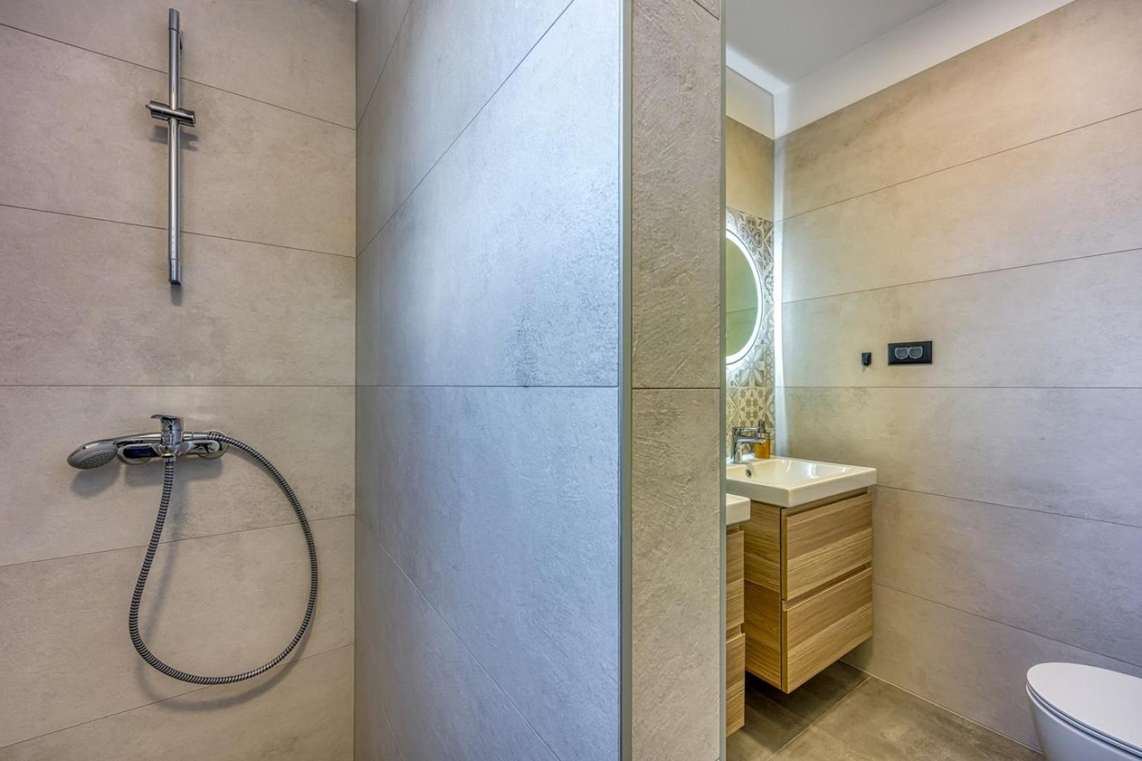 Modern apartment Ana with Jacuzzi and Pool