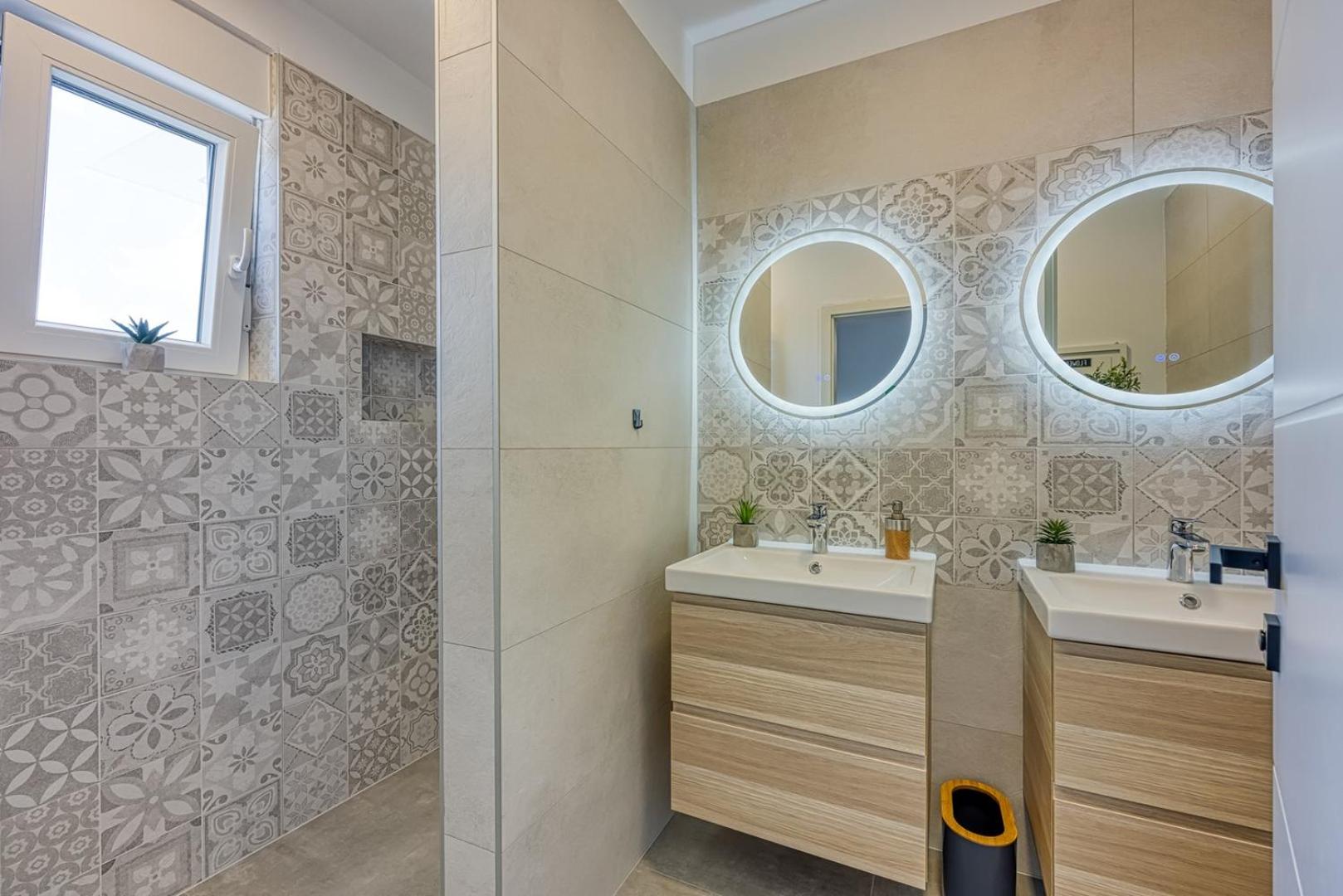 Modern apartment Ana with Jacuzzi and Pool