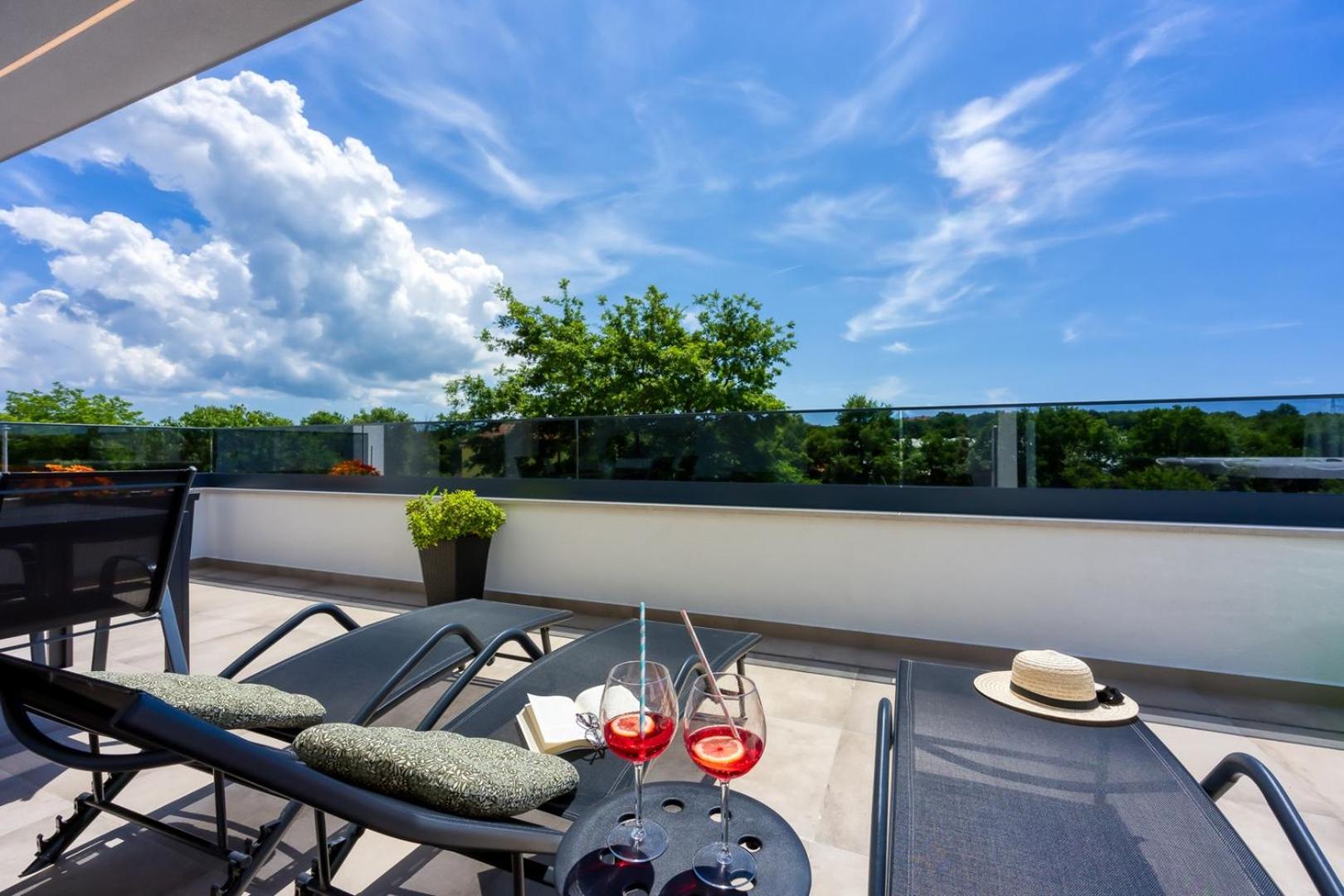 Modern apartment Ana with Jacuzzi and Pool
