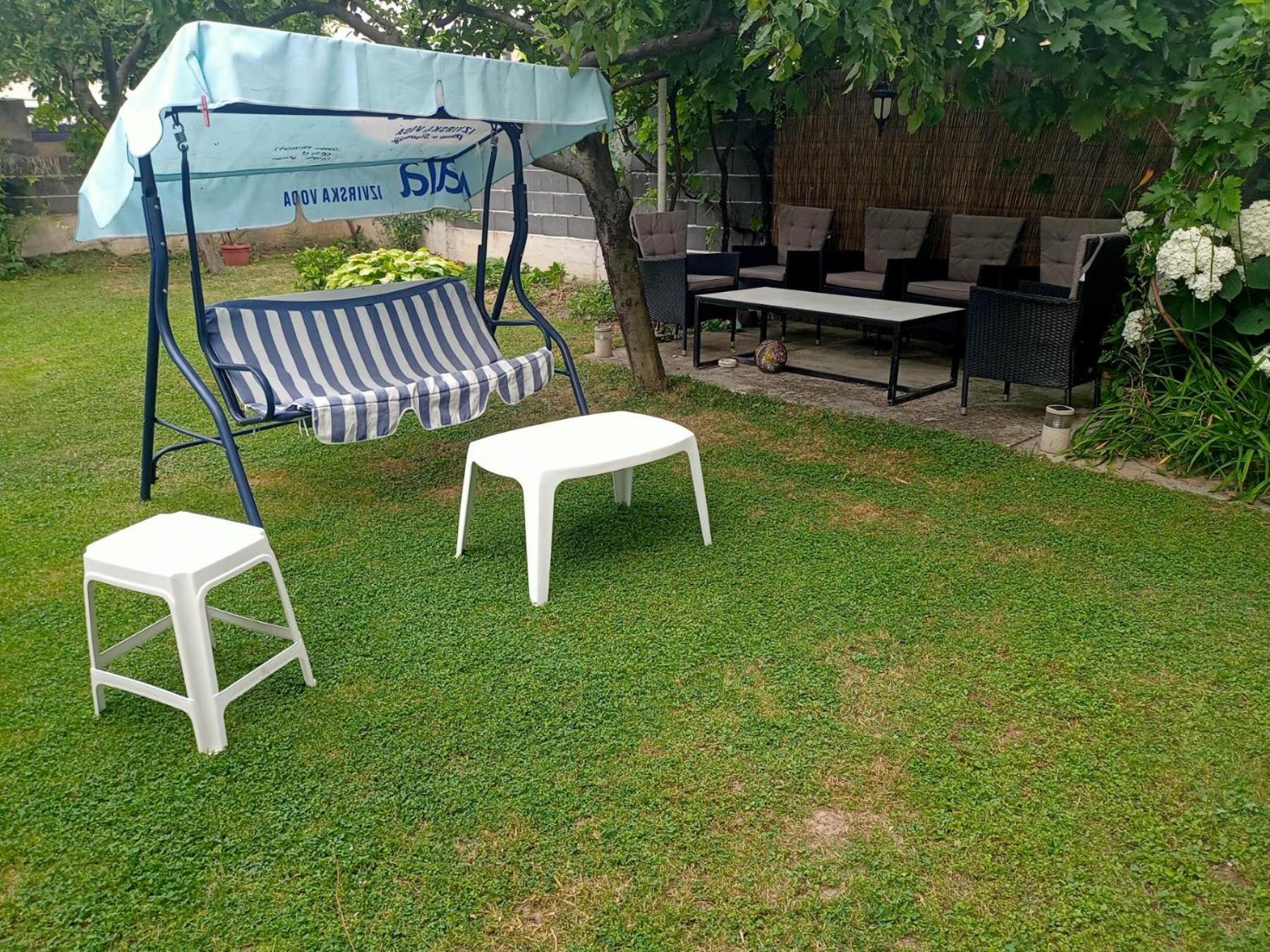 Large Apartment with beautiful Garden 5 minutes away from Airport at Karla Mijića 31