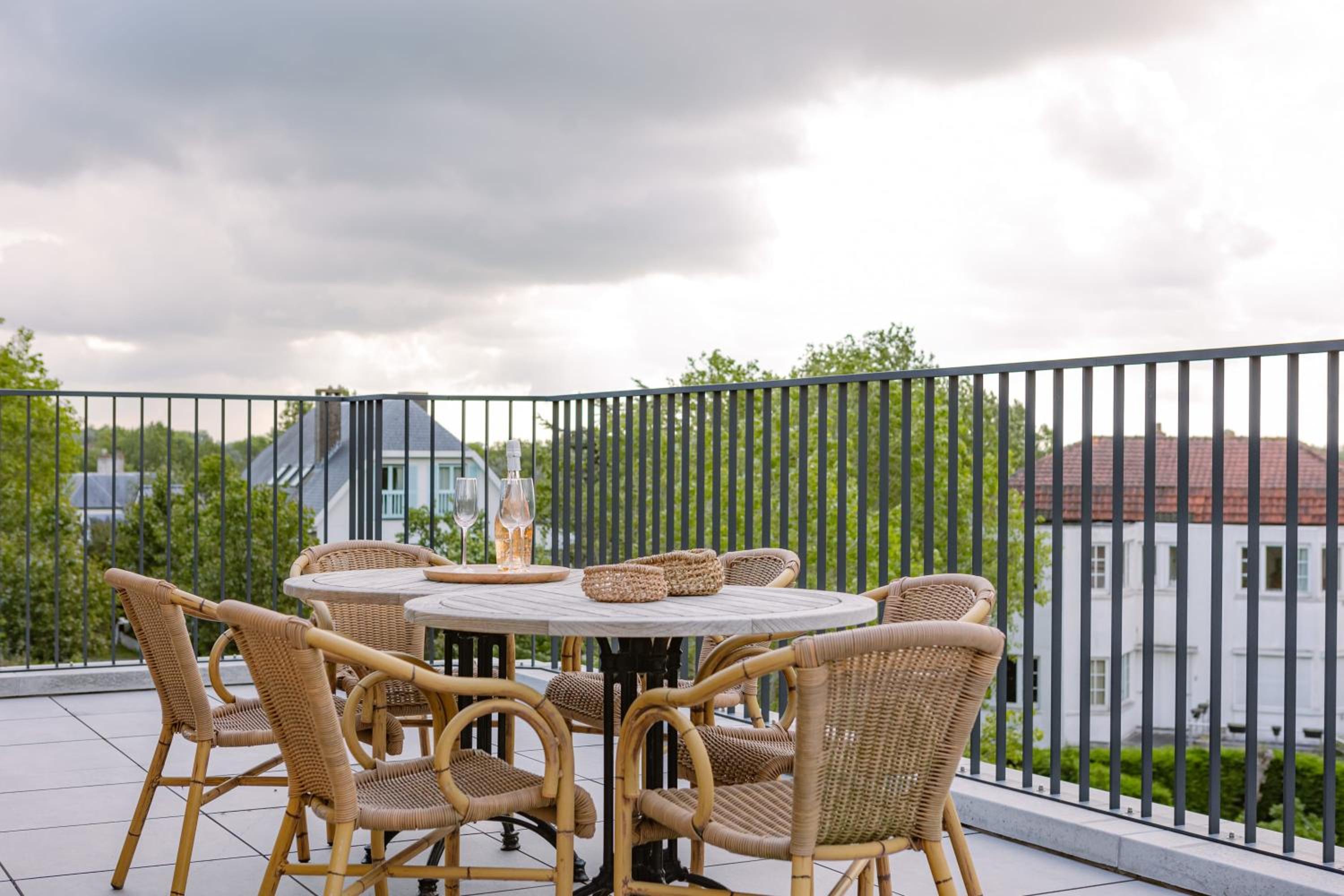 Seaside escape terrace & partial sea view for 4