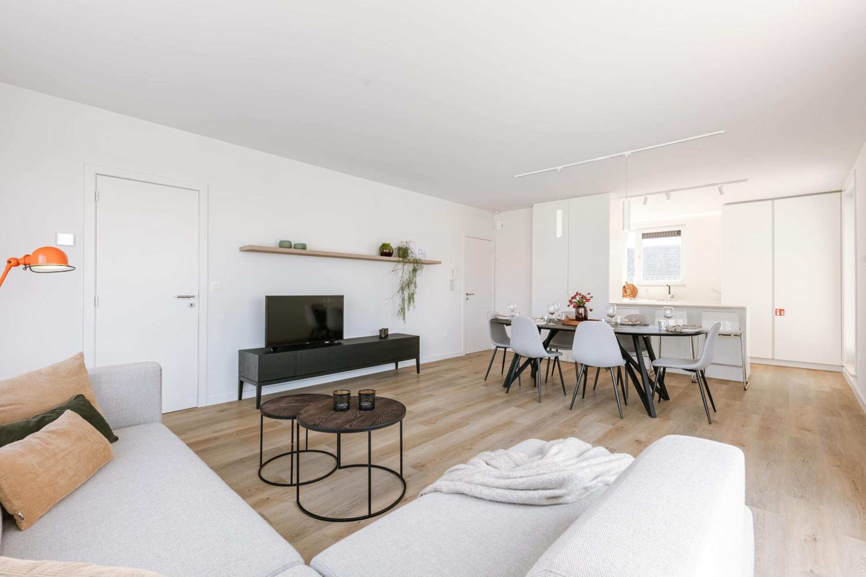 Seaside escape terrace & partial sea view for 4