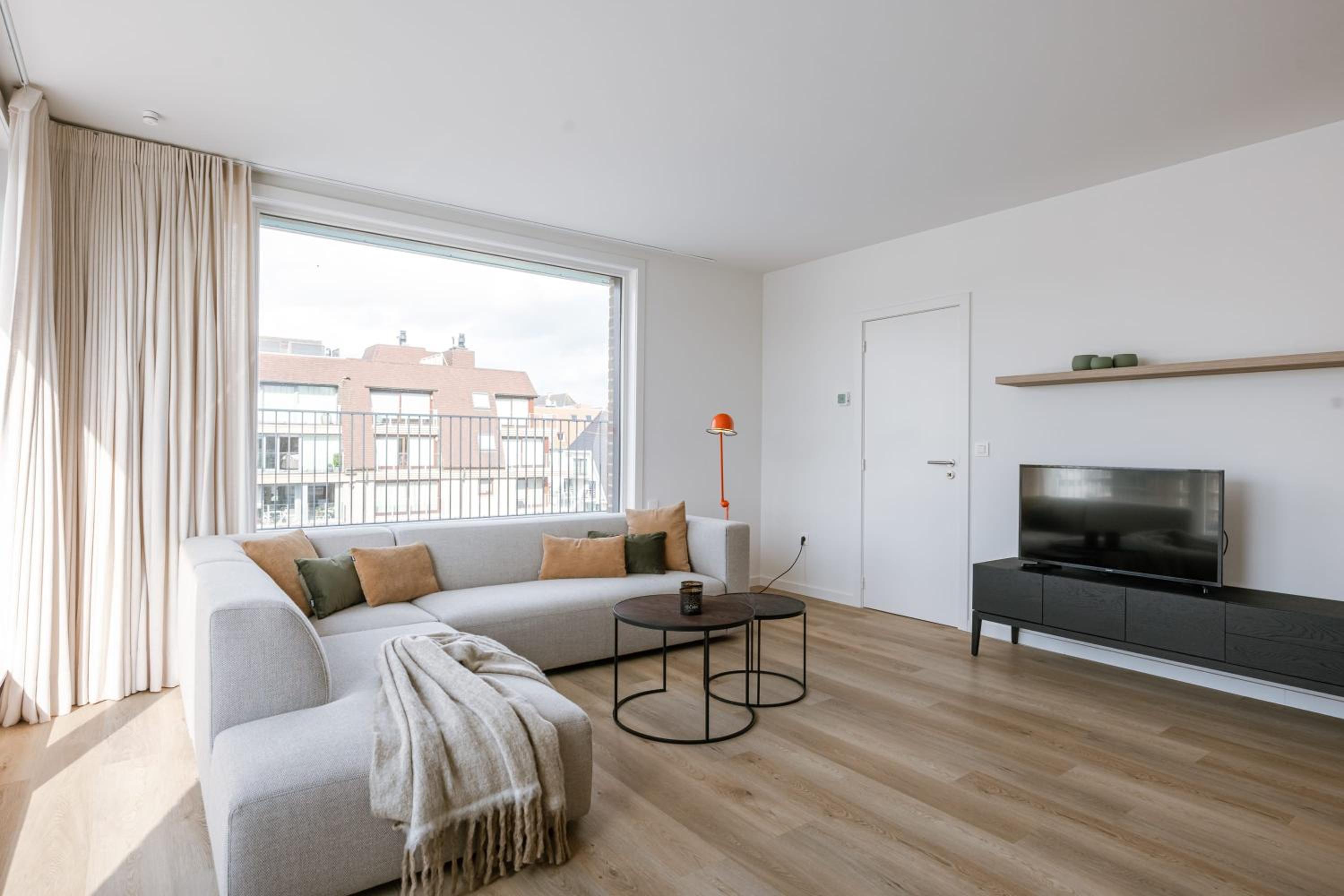Seaside escape terrace & partial sea view for 4