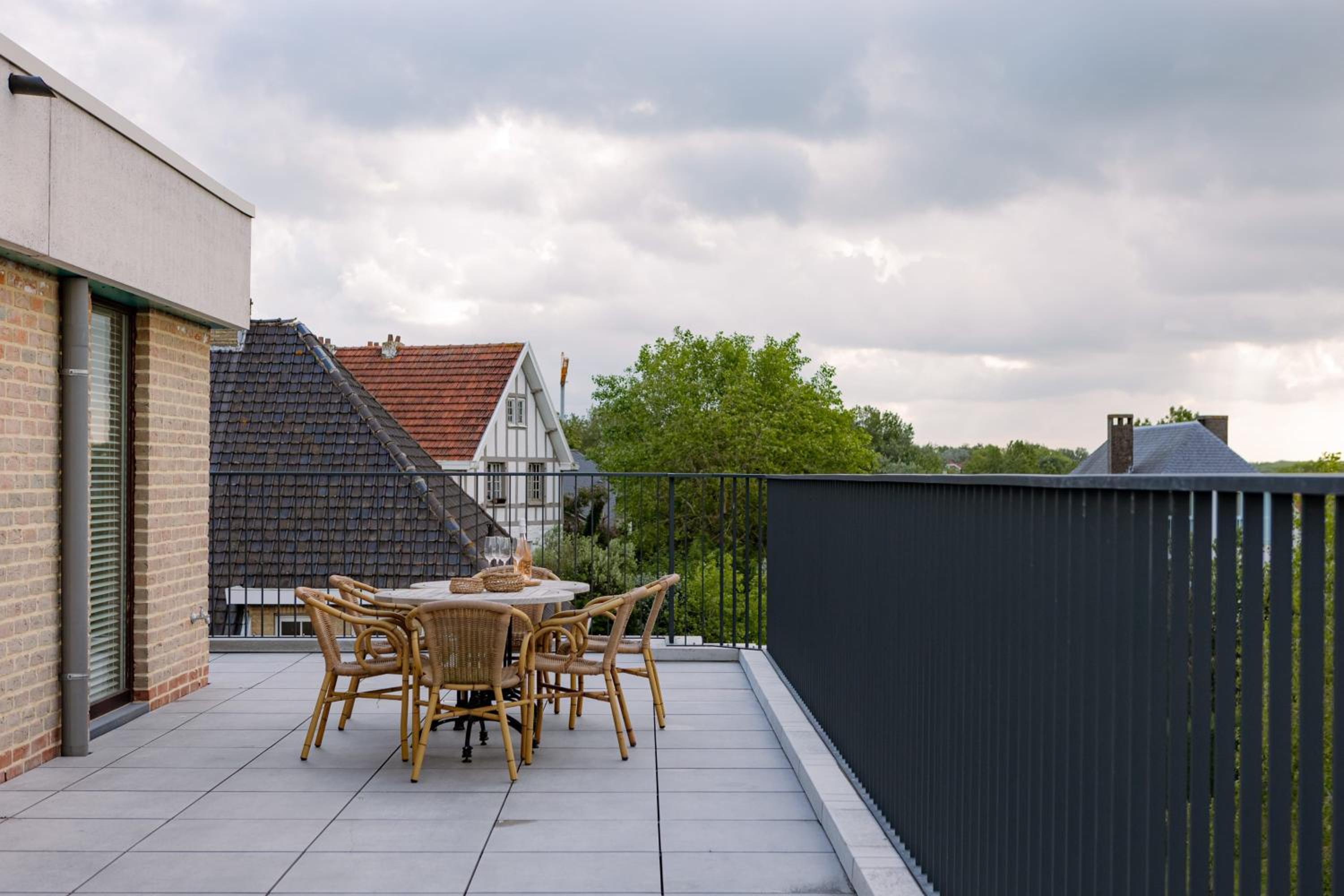 Seaside escape terrace & partial sea view for 4
