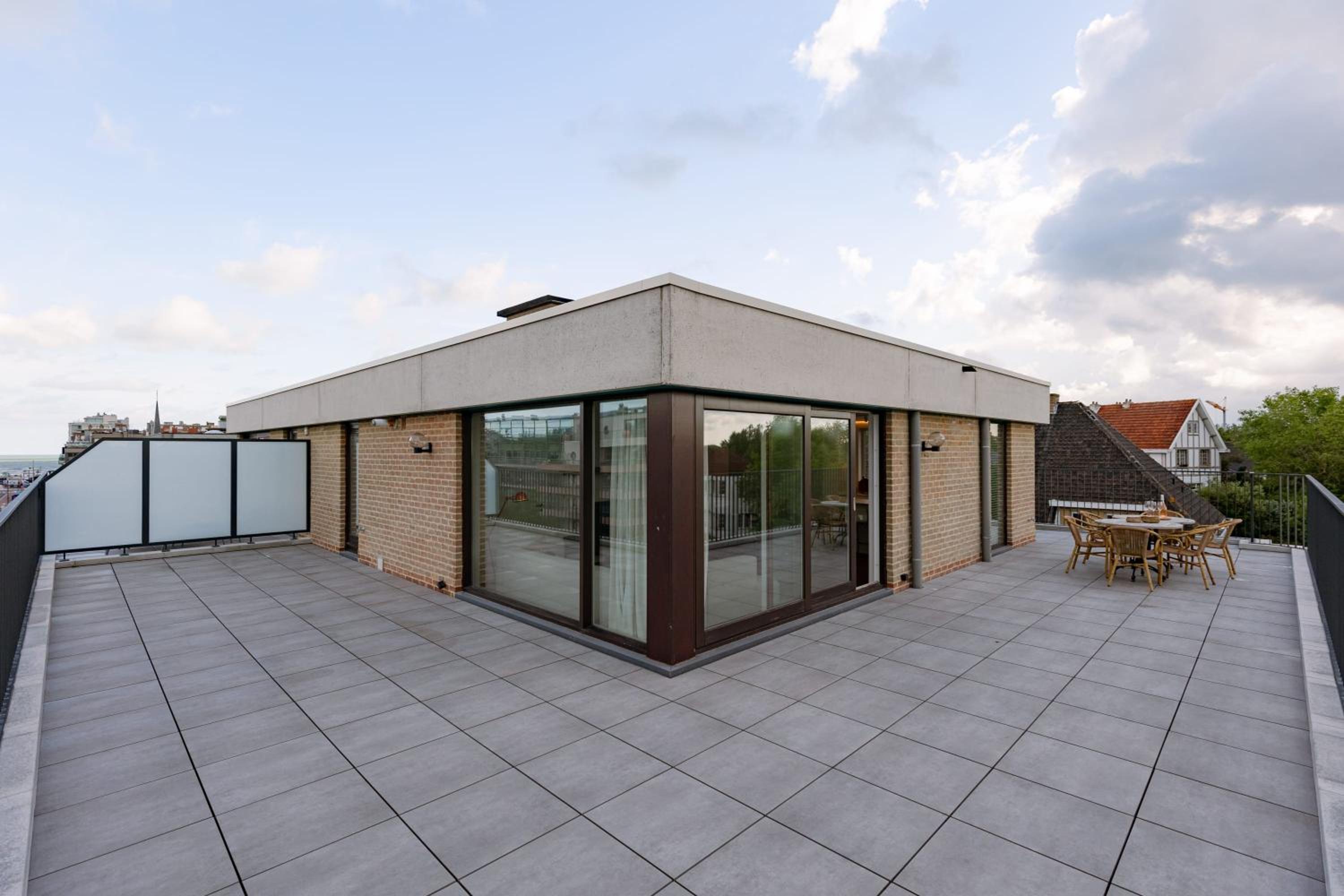 Seaside escape terrace & partial sea view for 4