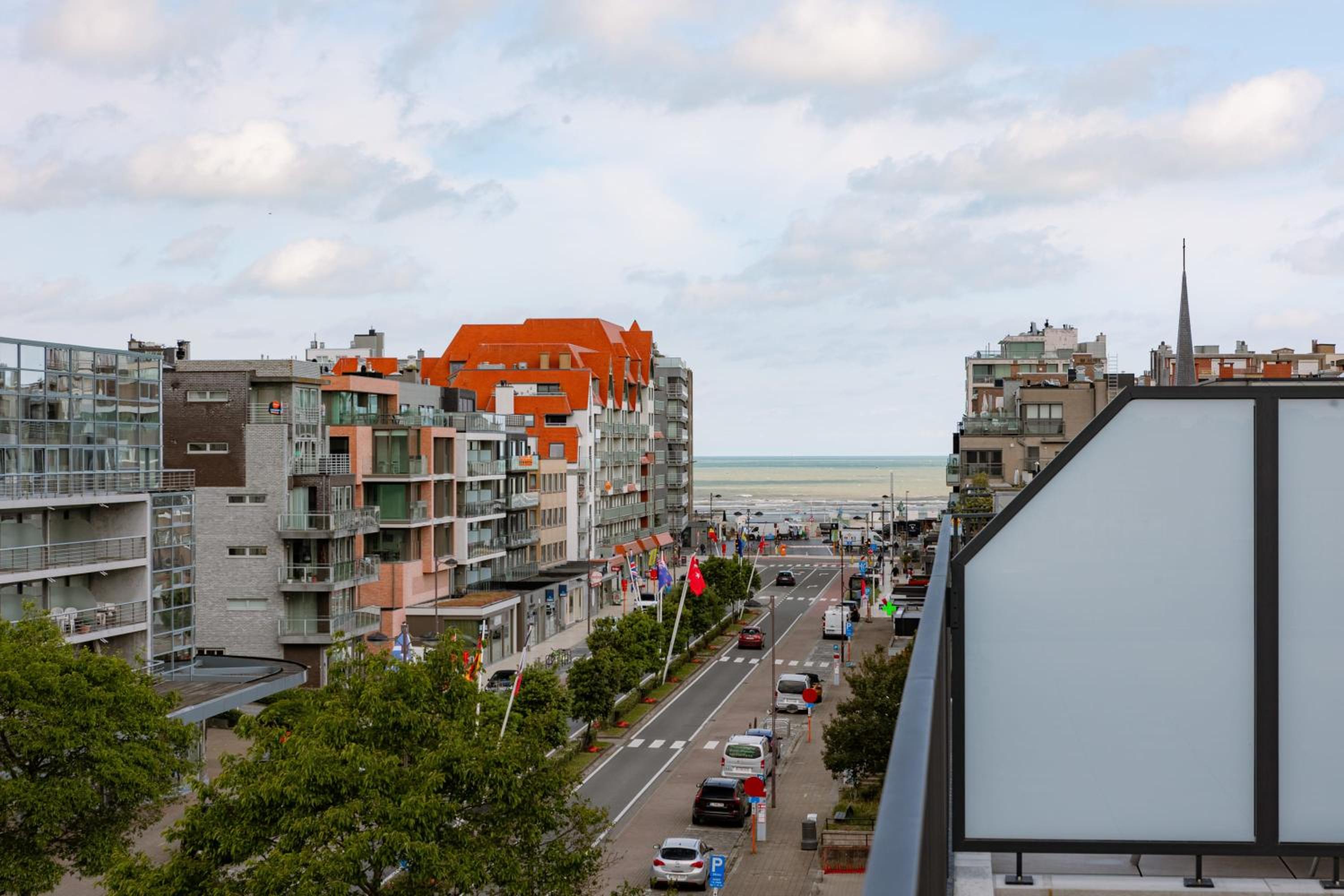 Seaside escape terrace & partial sea view for 4