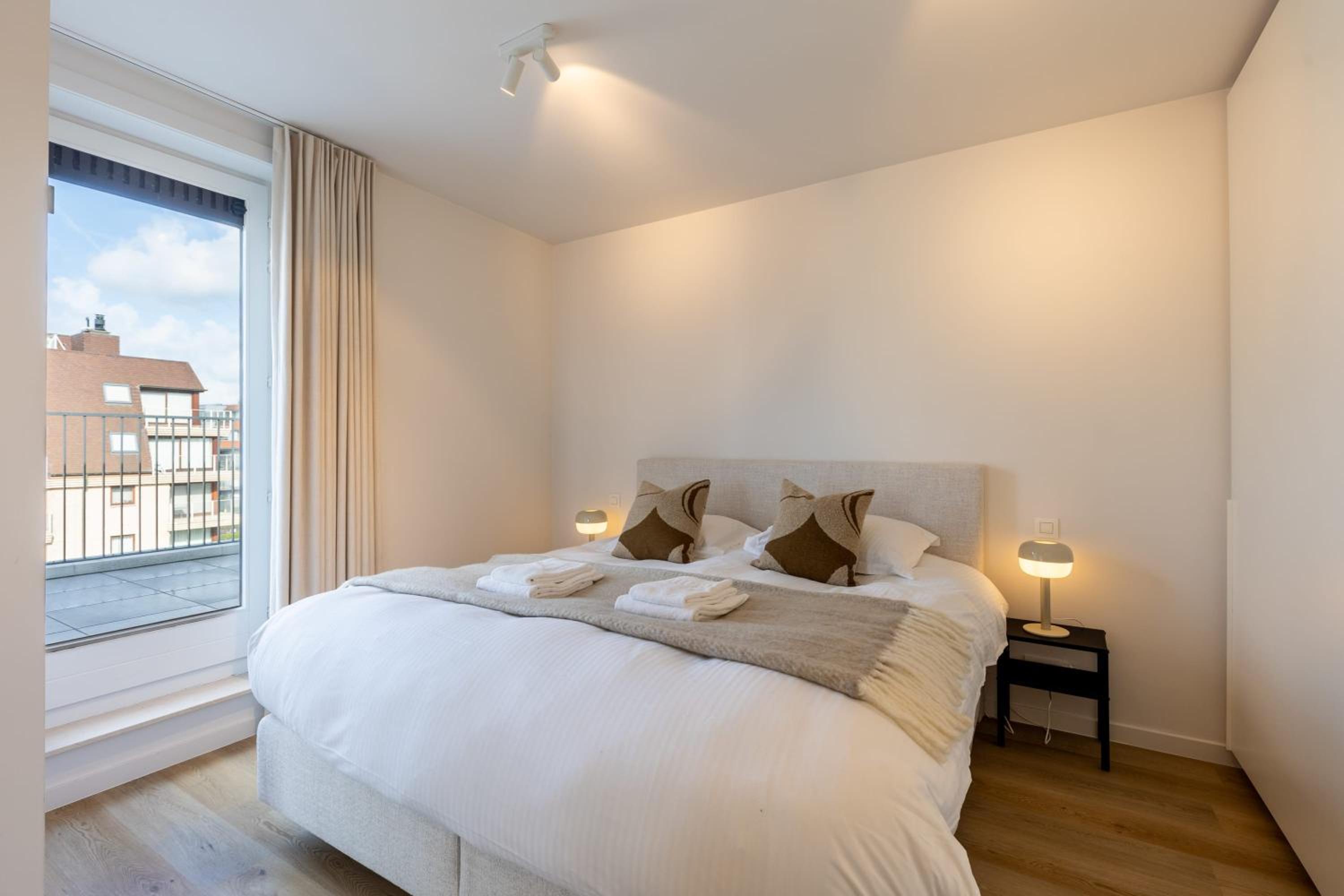 Seaside escape terrace & partial sea view for 4