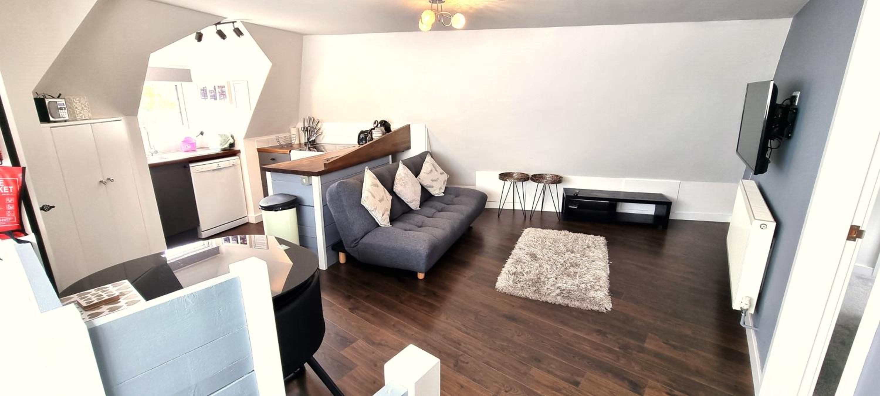 Beautiful Detached 1 bedroom Apartment view 3