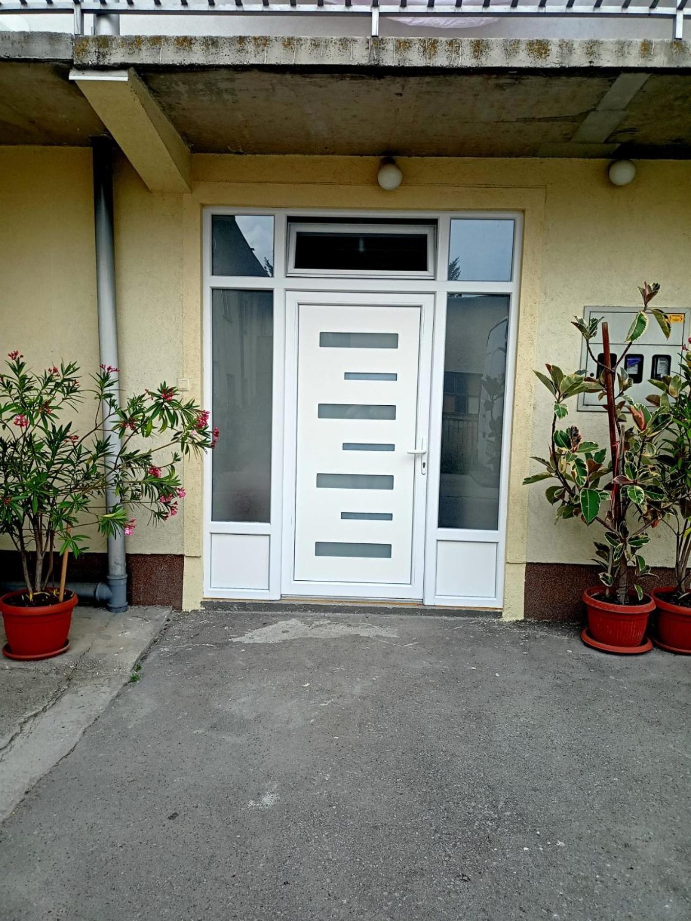 Large Apartment with beautiful Garden 5 minutes away from Airport at Karla Mijića 31