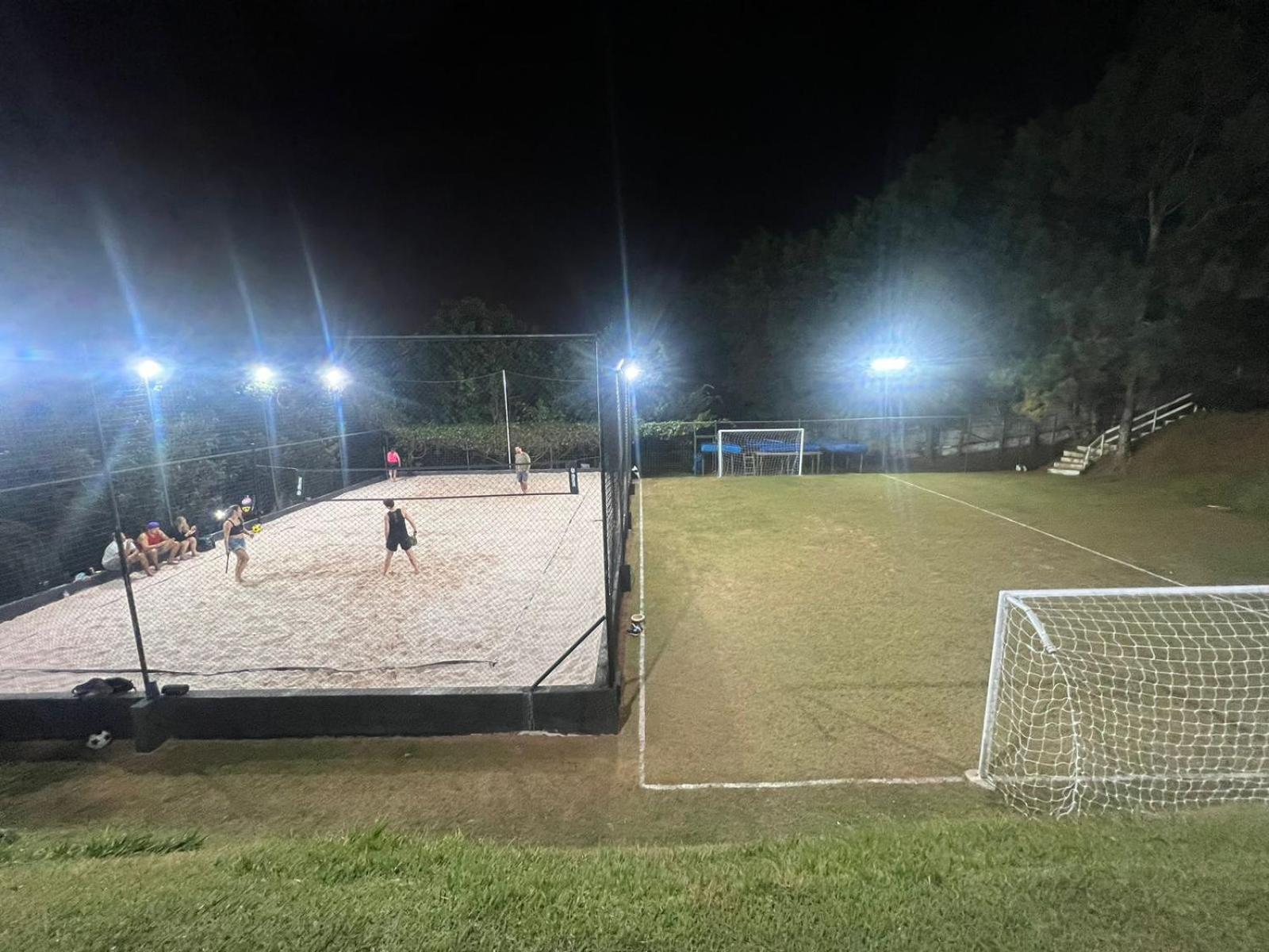 Casa de campo, com quadra de Beach Tennis, Volei e Fut Volei próxima a SP!!