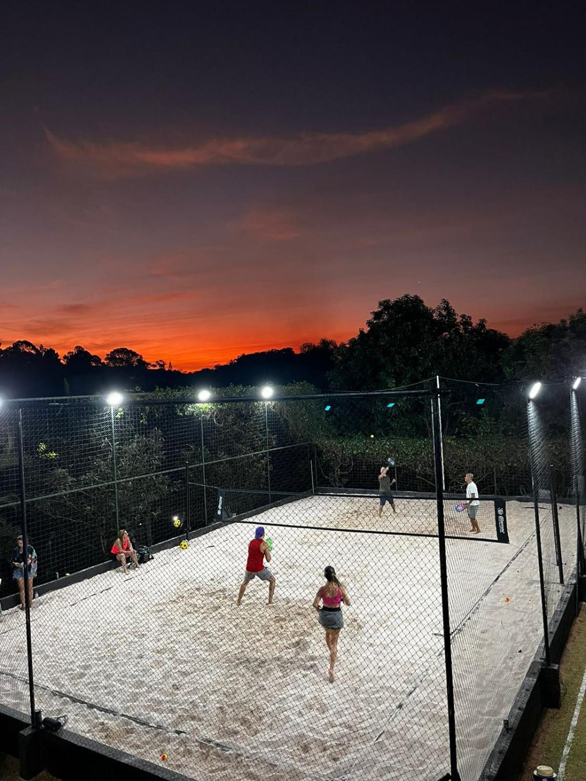 Casa de campo, com quadra de Beach Tennis, Volei e Fut Volei próxima a SP!!