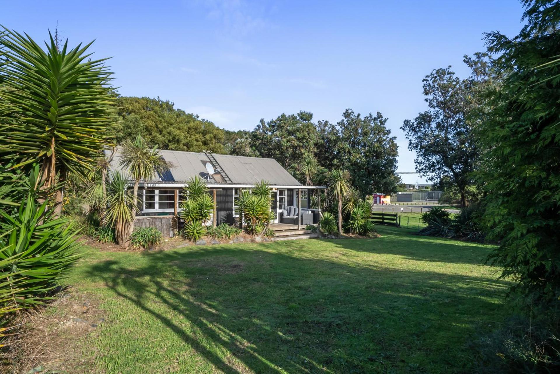CocoLoco - Waitarere Beach Holiday Home