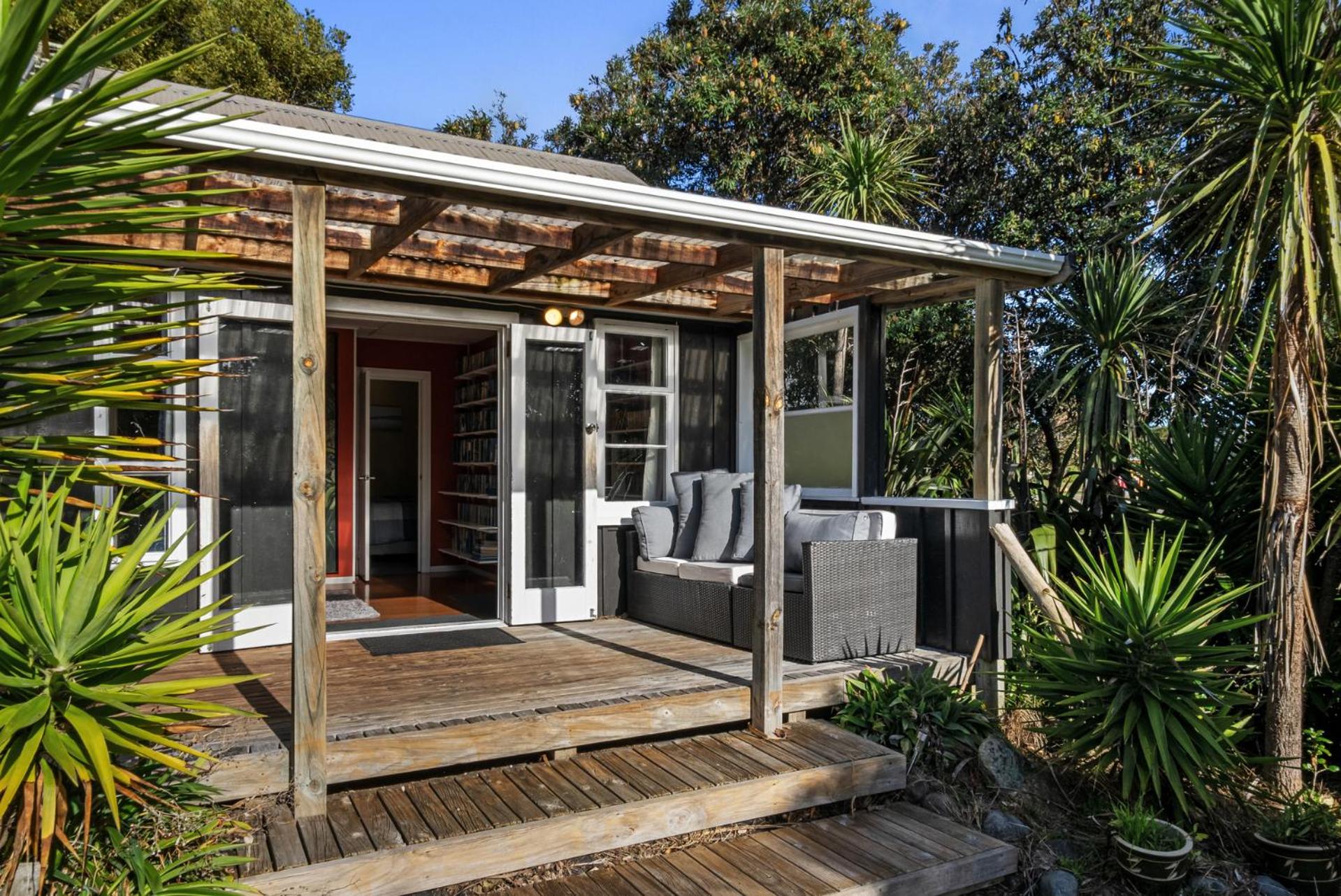 CocoLoco - Waitarere Beach Holiday Home