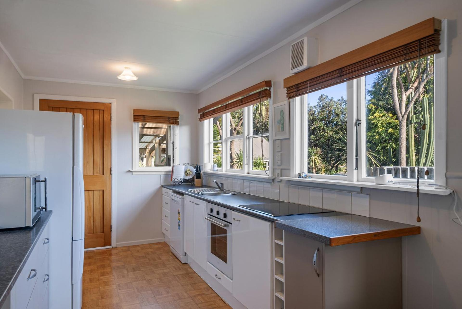 CocoLoco - Waitarere Beach Holiday Home