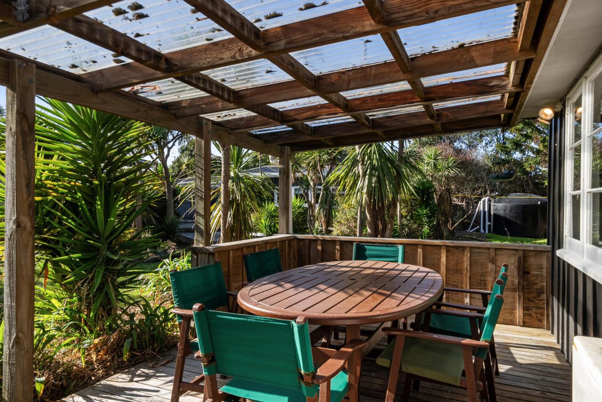 CocoLoco - Waitarere Beach Holiday Home