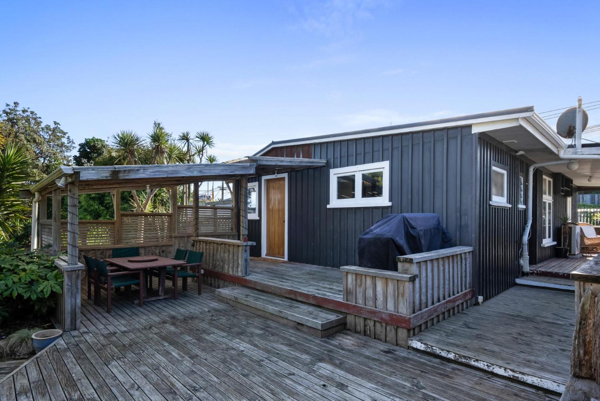 CocoLoco - Waitarere Beach Holiday Home