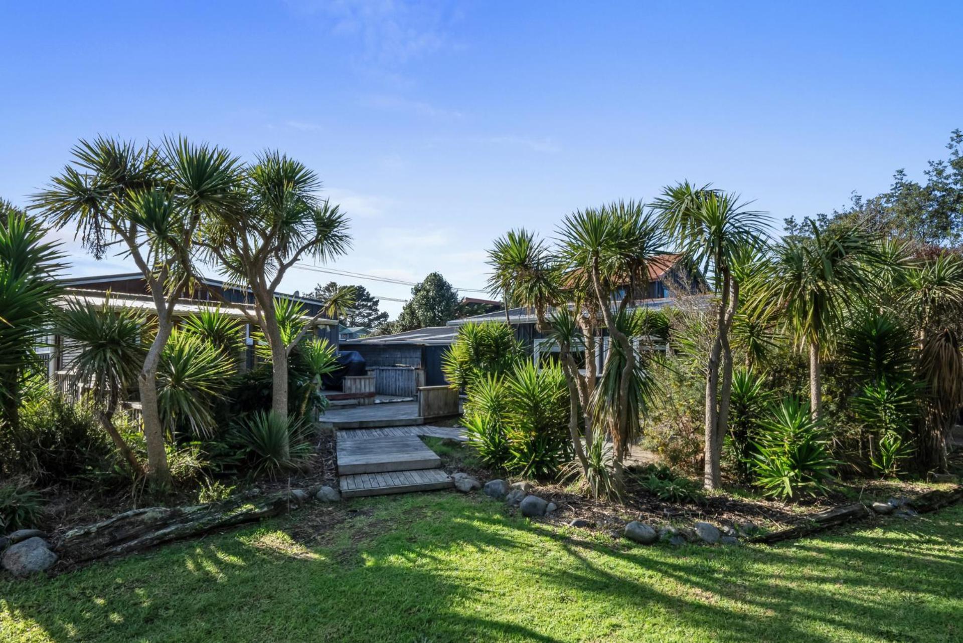 CocoLoco - Waitarere Beach Holiday Home