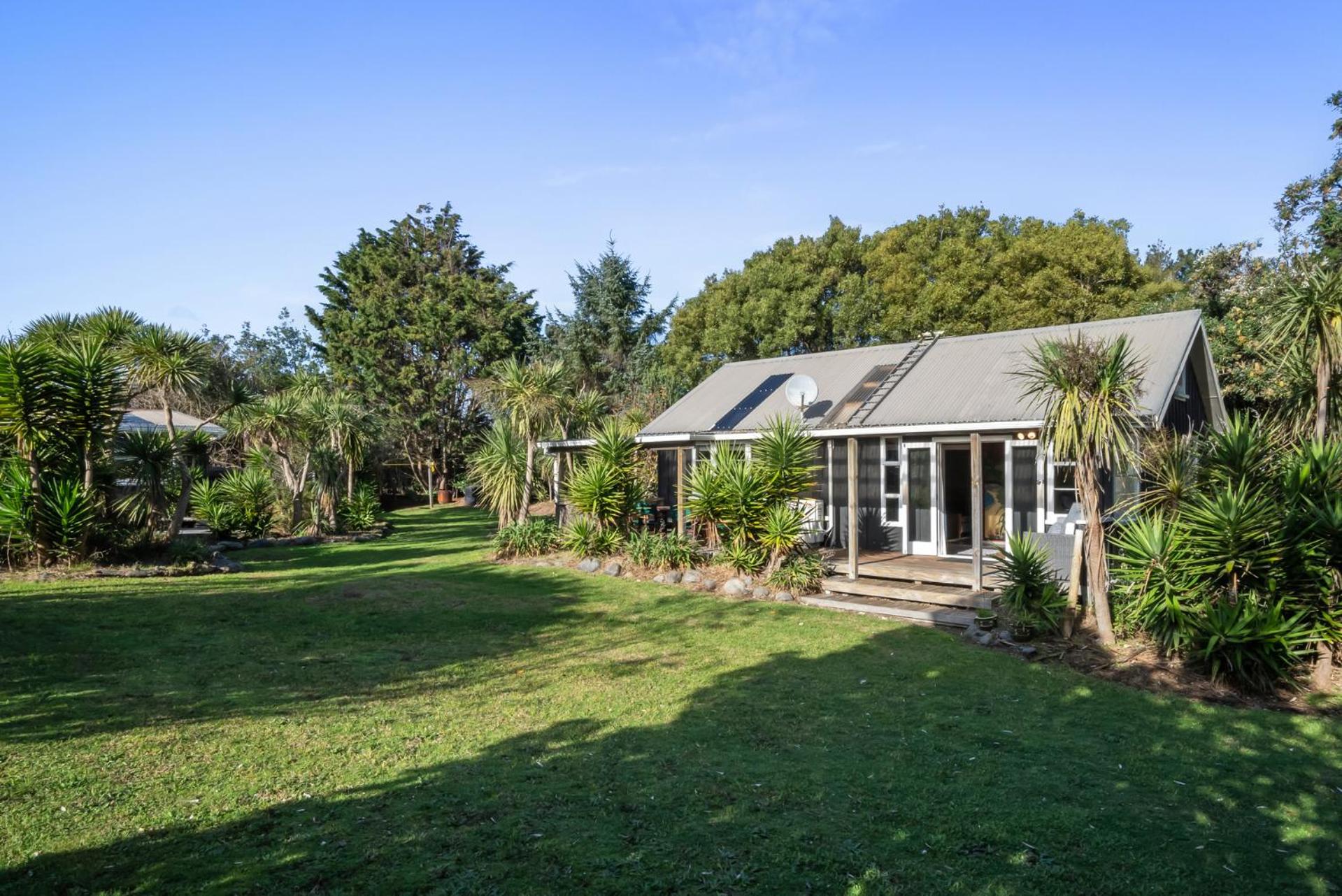 CocoLoco - Waitarere Beach Holiday Home