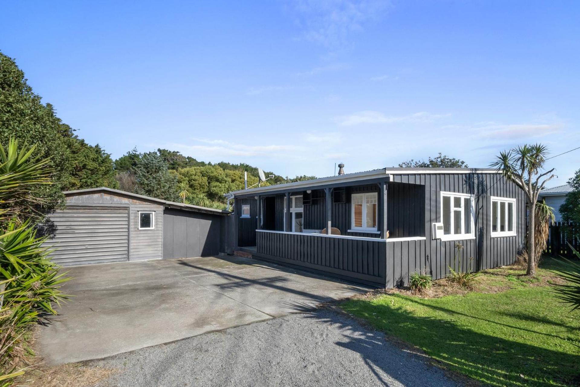 CocoLoco - Waitarere Beach Holiday Home
