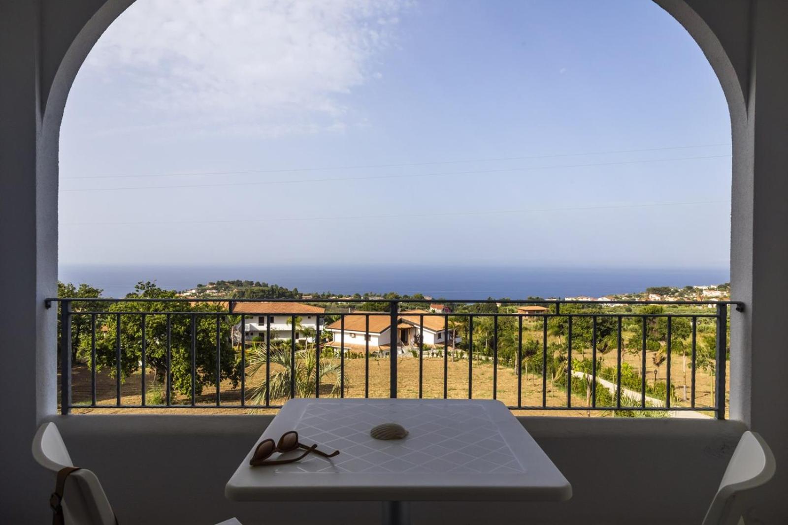 LUZIA AGRIRESORT - Piscina Panoramica e vista Mare a Capo Vaticano