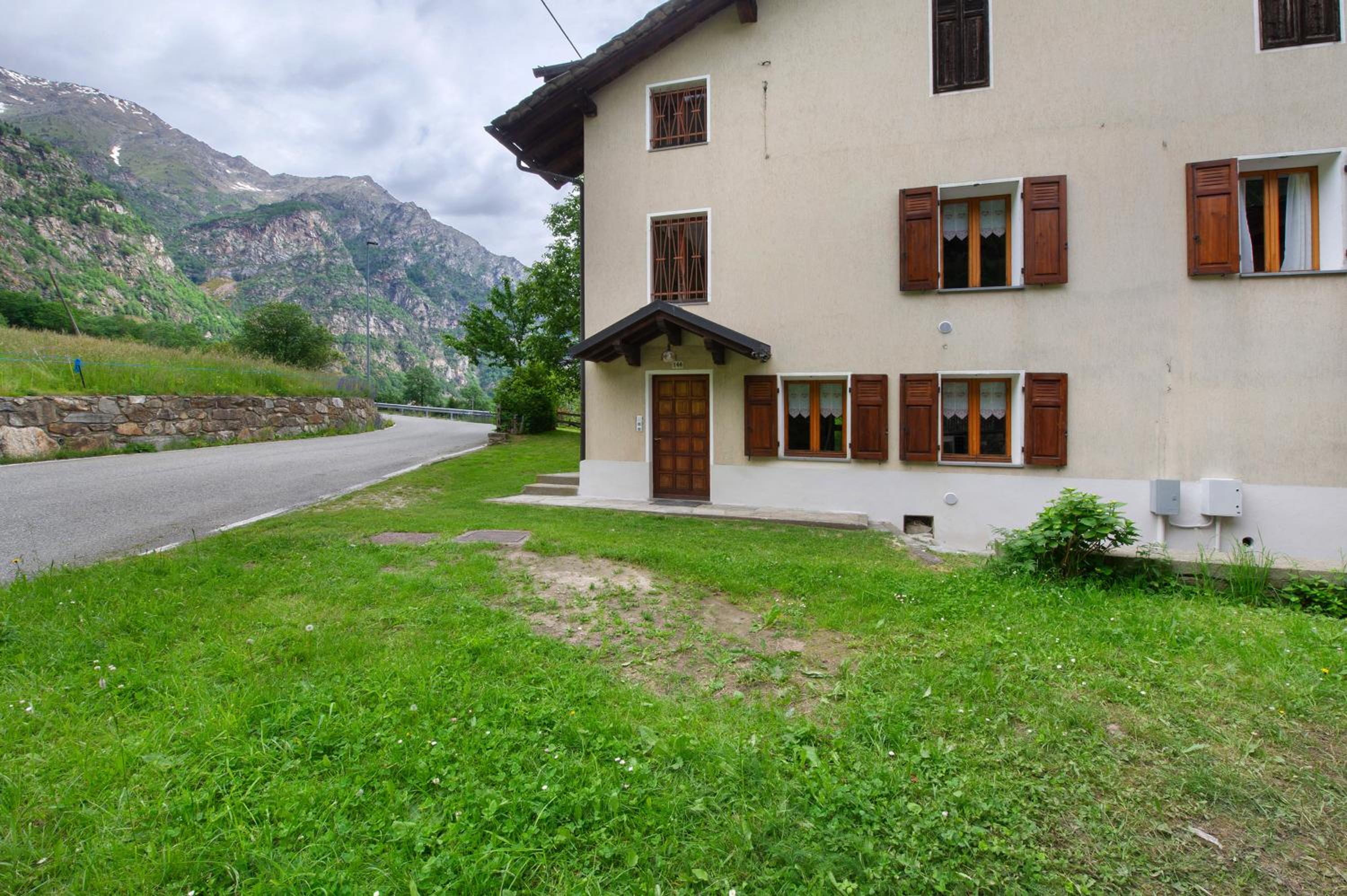 Luéisch Ketschu near Gressoney