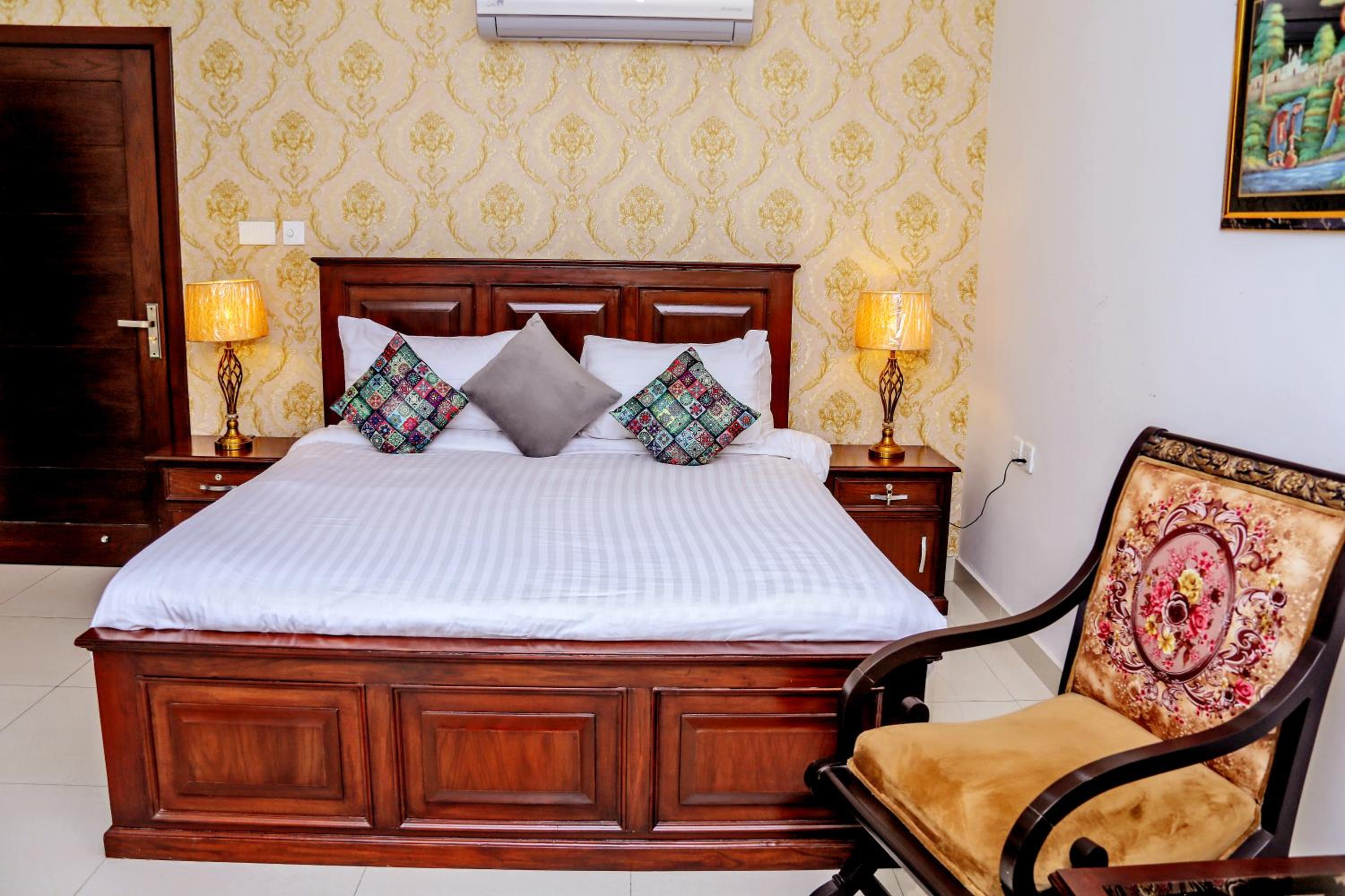 Gulberg Suites