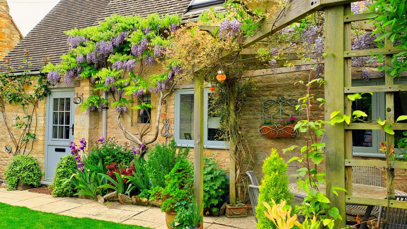 Graziers Cottage - character Cotswold cottage with inglenook, parking and pub nearby