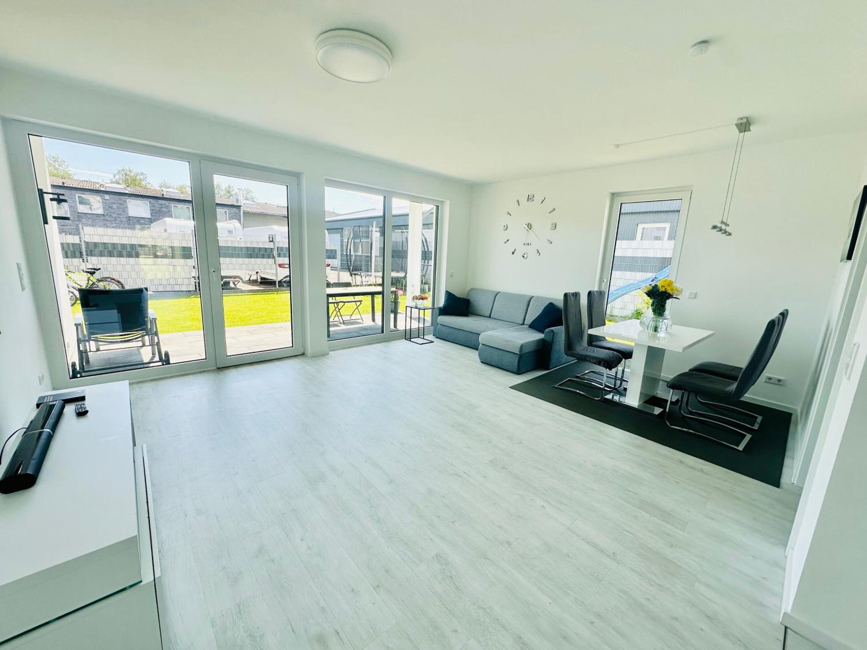 Neue Doppelhaushälfte mit Terrasse, Balkon und Garten