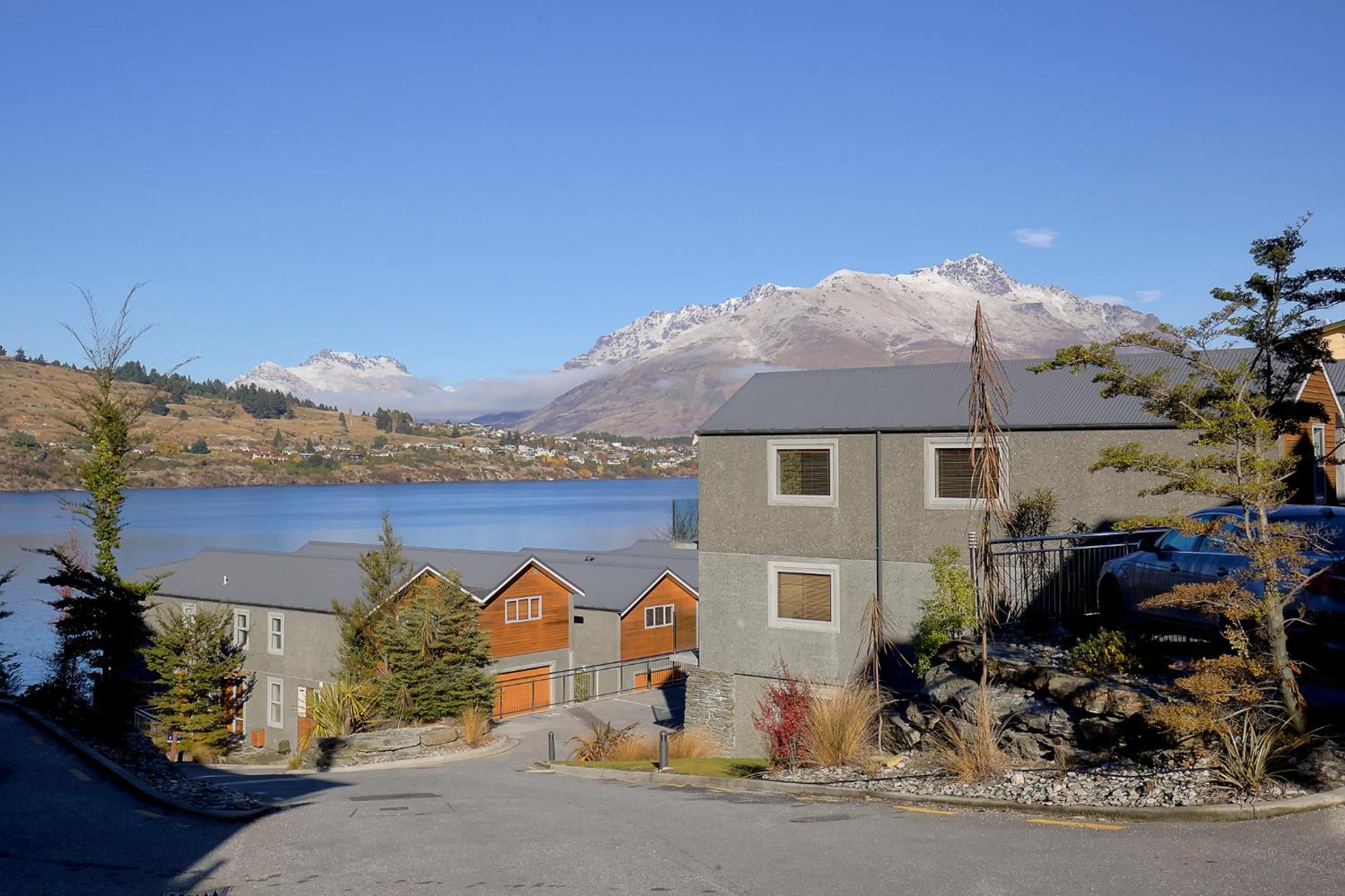 Alpine Vista - Queenstown Holiday Home view 3