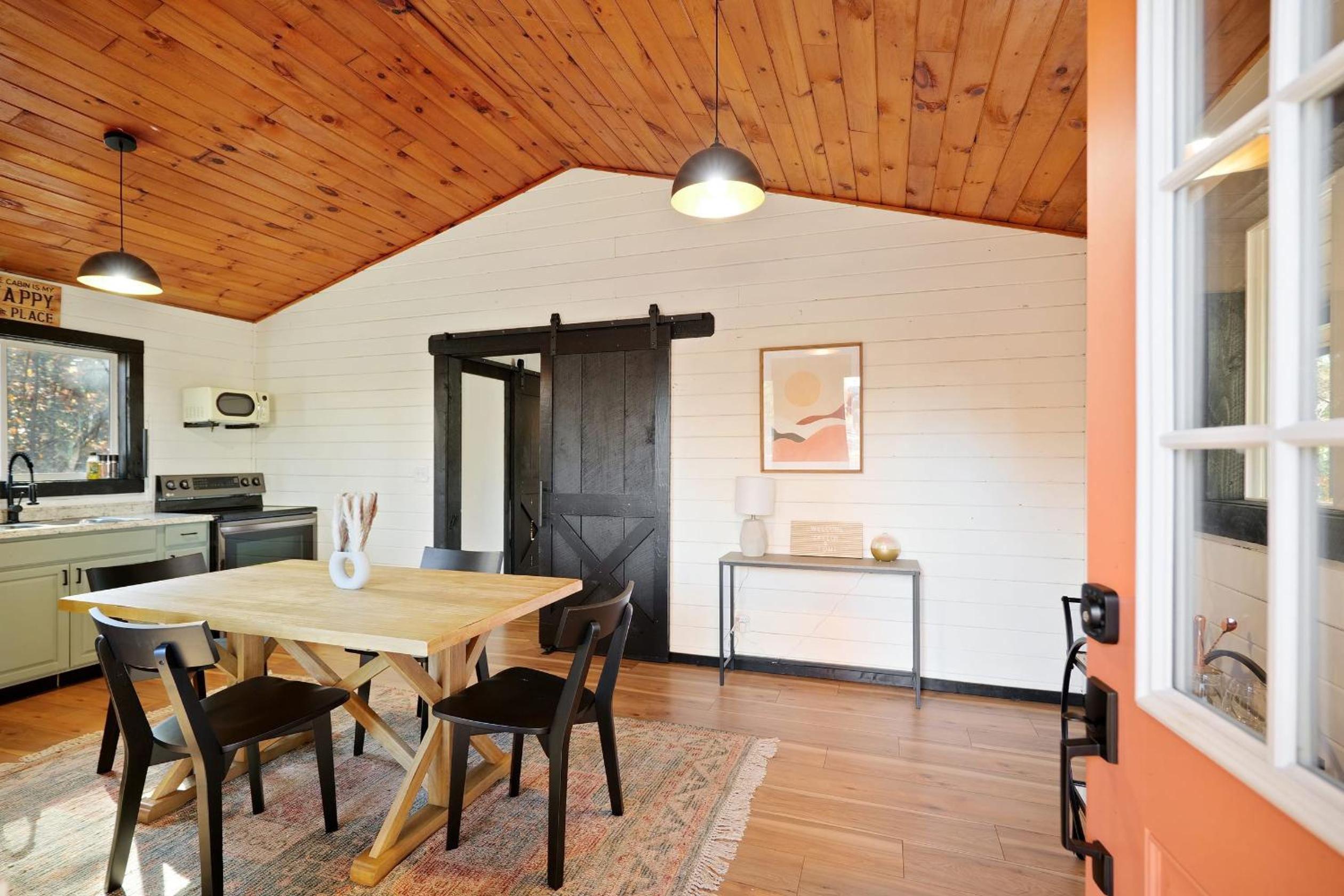 Moonrise Retreat with Spa Fire Pit 8 min to Town view 5