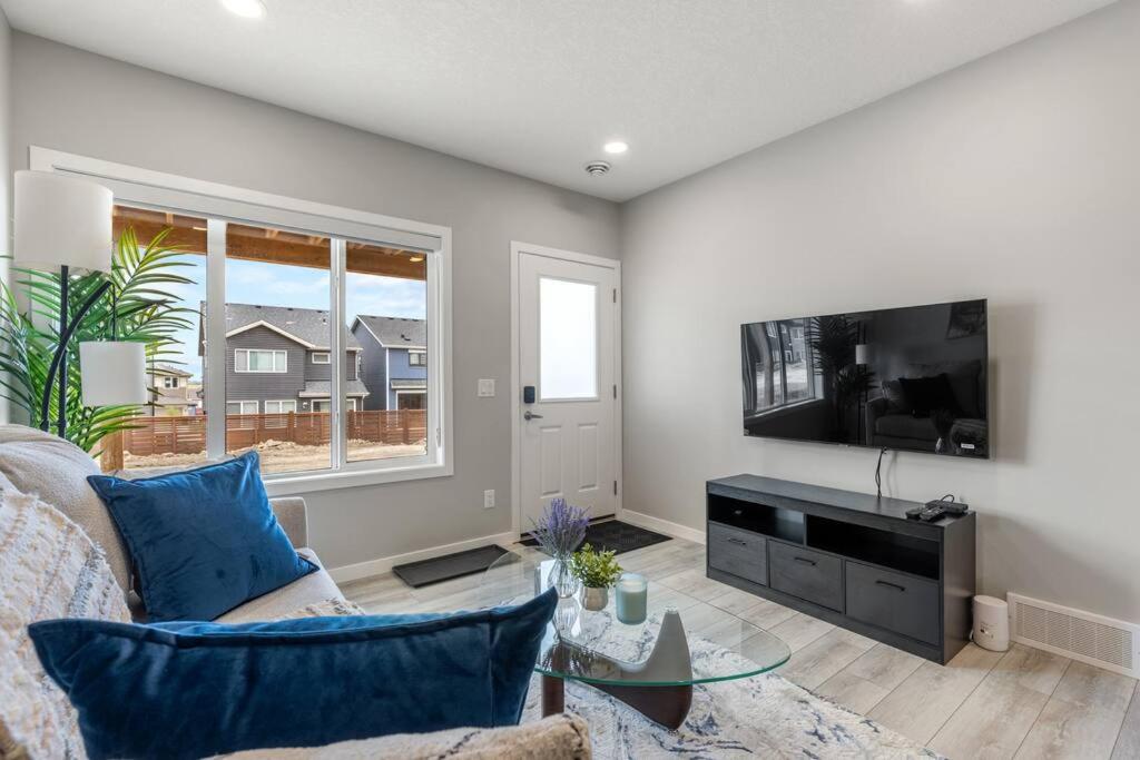 Brand New Luxury Walk-out Suite - Calgary