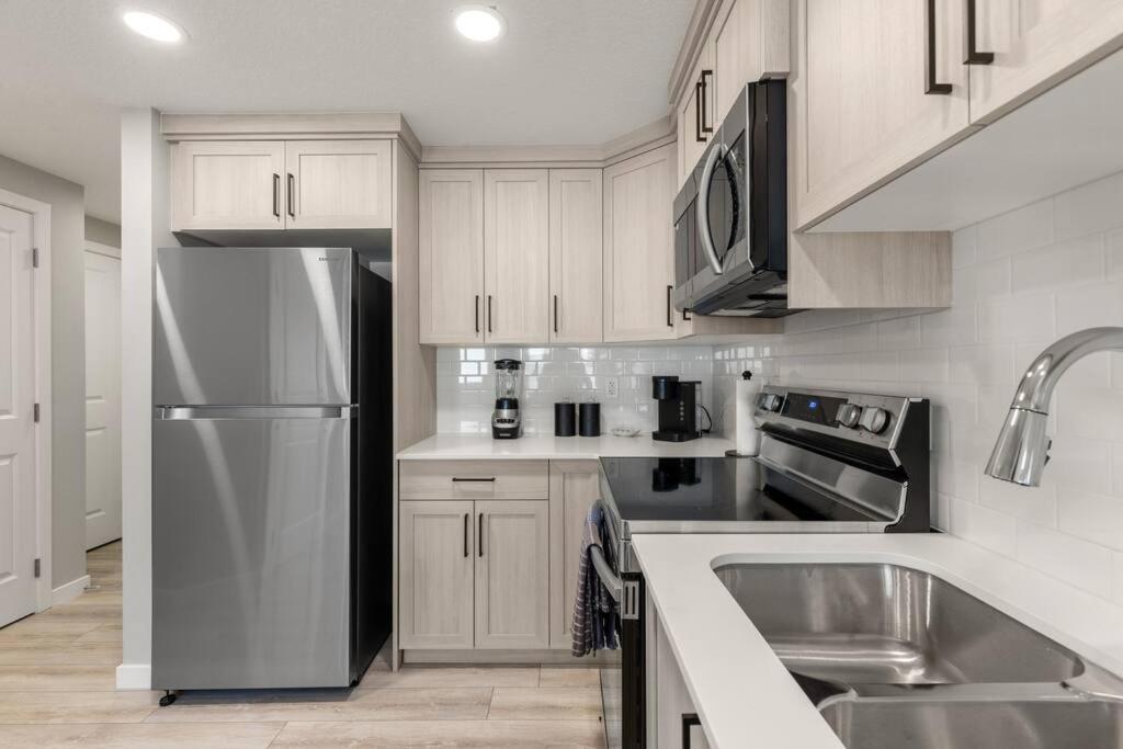 Brand New Luxury Walk-out Suite - Calgary