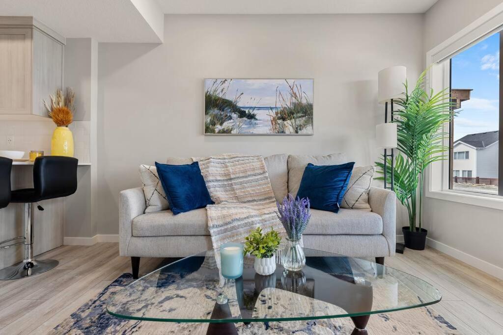 Brand New Luxury Walk-out Suite - Calgary