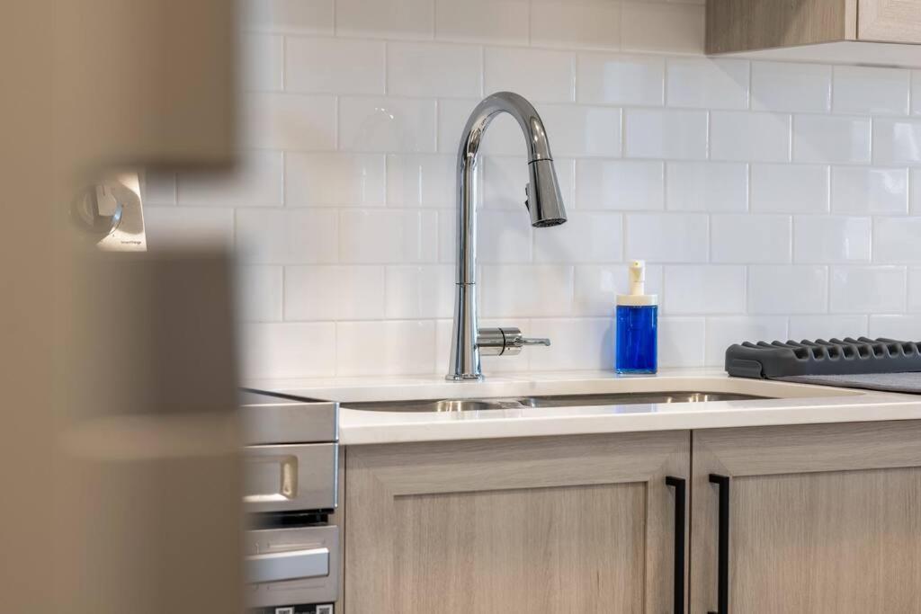 Brand New Luxury Walk-out Suite - Calgary