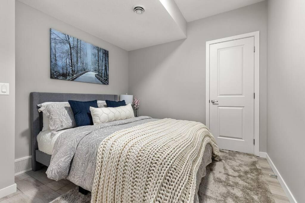 Brand New Luxury Walk-out Suite - Calgary