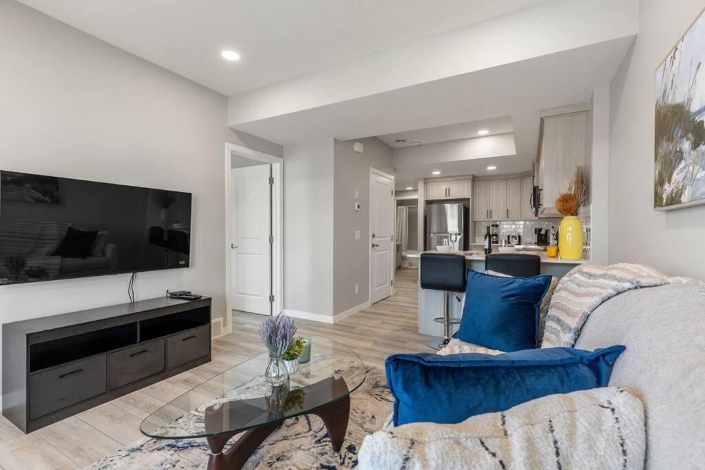 Brand New Luxury Walk-out Suite - Calgary