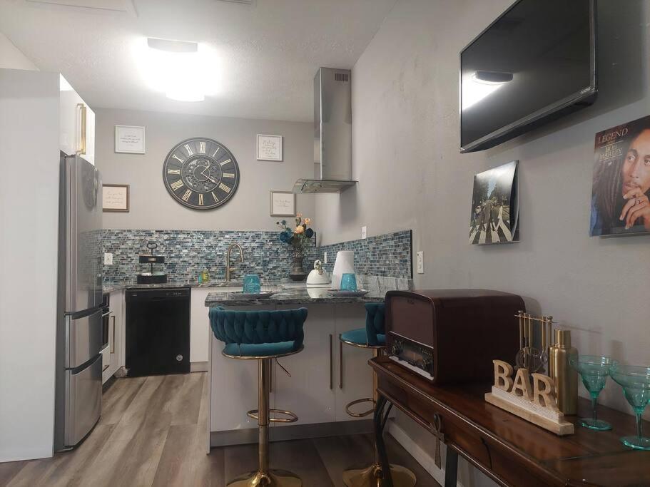 Tampa Bay Area Vacations - Cozy Guest House in Golf Course neighborhood Near Theme Parks - Property Image 1